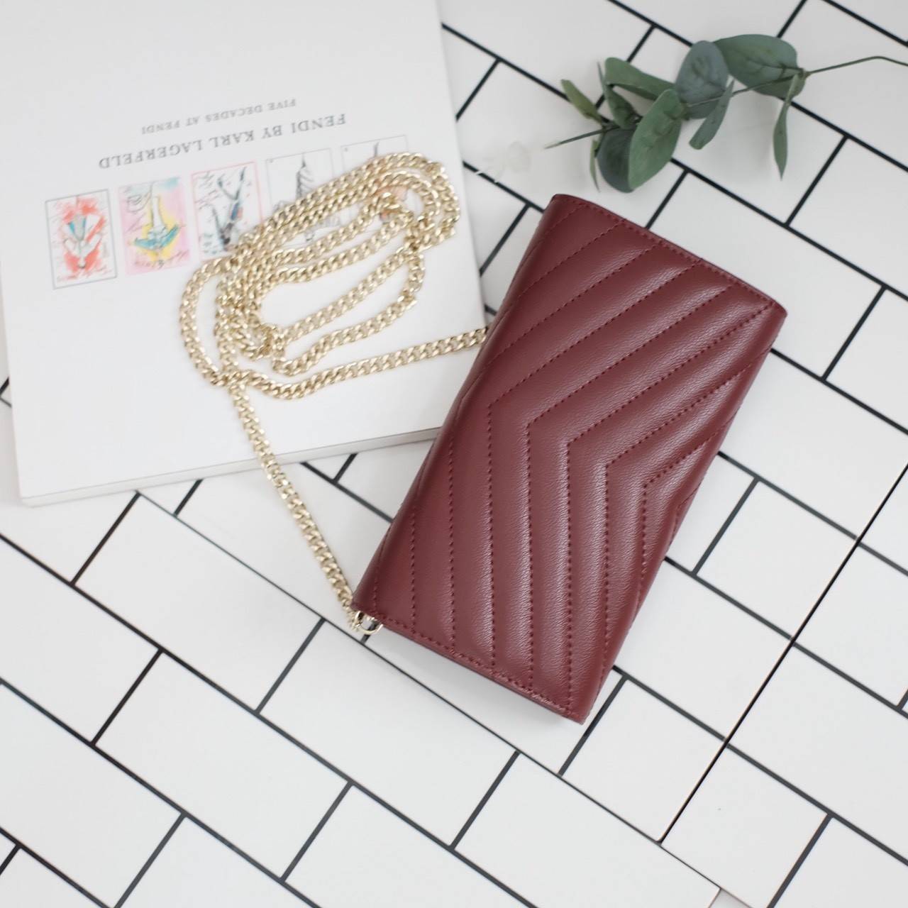 สาวๆมีกระเป๋าสตางค์ยาวแบบ3in1 หยิบมาถือสะพายจบในใบเดียวกันหรือยัง ! ใบนี้ แนะนำเลย 📌หนังวัวแท้ สวยมาก 📌จะใช้เป็นกระเป๋าสตางค์ หรือจะถอดสายถือเป็น คลัช หรือสะพาย Cross body ชิลๆ ก้อได้เลย