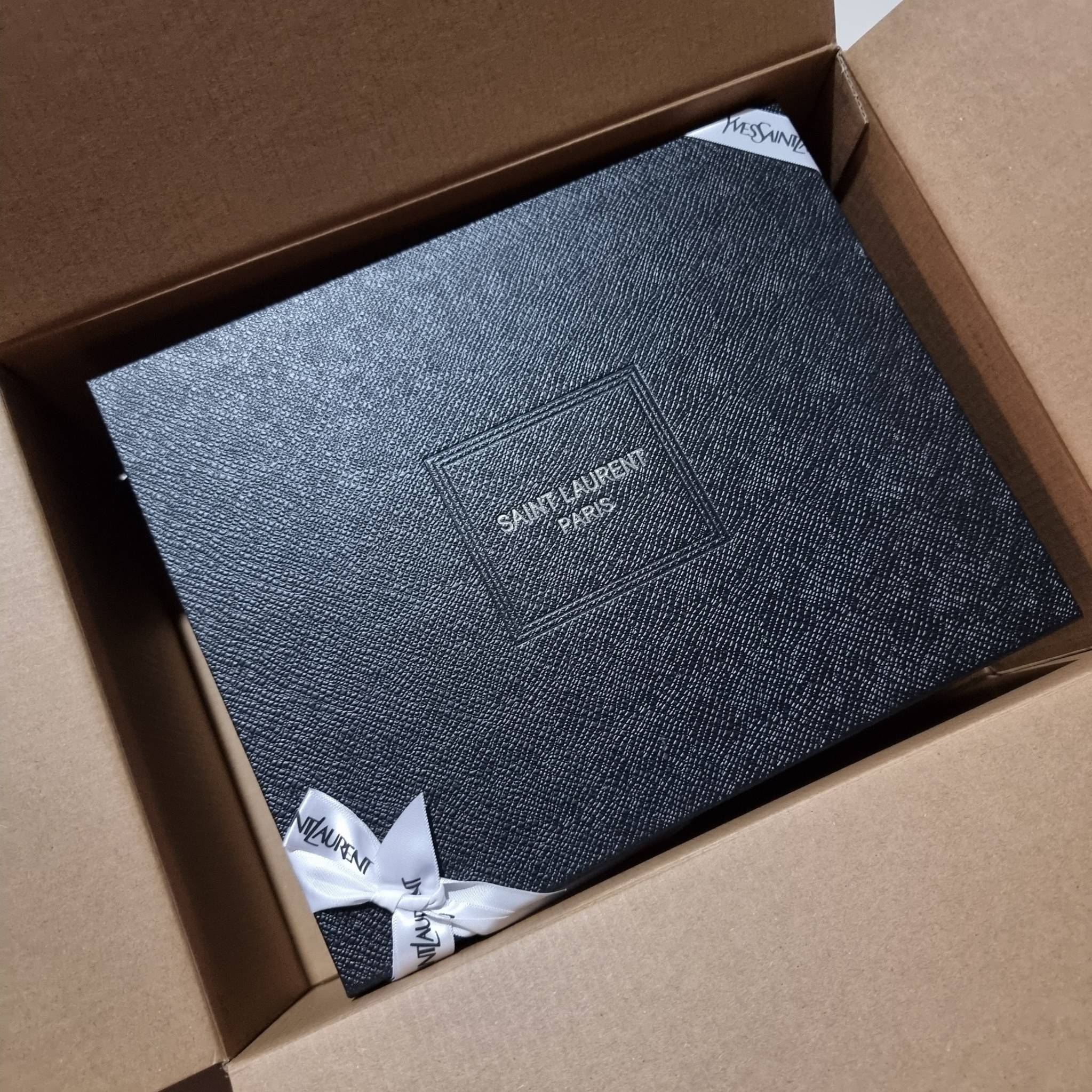 Yves Saint laurent small kate bag สุดหรู ทรง woc ที่แสนจะฮอตปรอทแตก ดีไซน์เรียบ แต่แอบมีดีเทลความหรูที่พู่ห้อยสีทองโดดเด่น เพิ่มความแพงอีกหนึ่ง วัสดุหนังแท้สัมผัสดีงาม ใช้งานง่ายเพียงแค่เปิด-ปิดด้วยกระดุมแม่เหล็ก ภายในเป็นช่องโล่ง มีช่องใส่บัตร ใส่มือถือ 