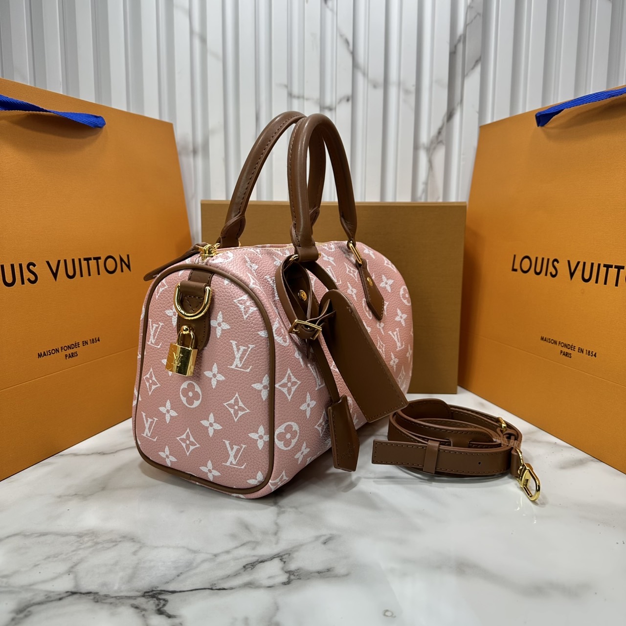 ORI หนังแท้ | LV Speedy P9 Bandoulière 25 Bag กระเป๋าสะพายทรงหมอนสปีดี้ คอลใหม่ล่าสุดหรูหราโดดเด่น รูปทรงใช้งานง่ายสวยตลอดกาล ใช้ได้กับทุกลุค ทุกโอกาส ภายในโล่งกว้างมาก ใส่ของสำคัญได้ครบแน่นอนจ้า