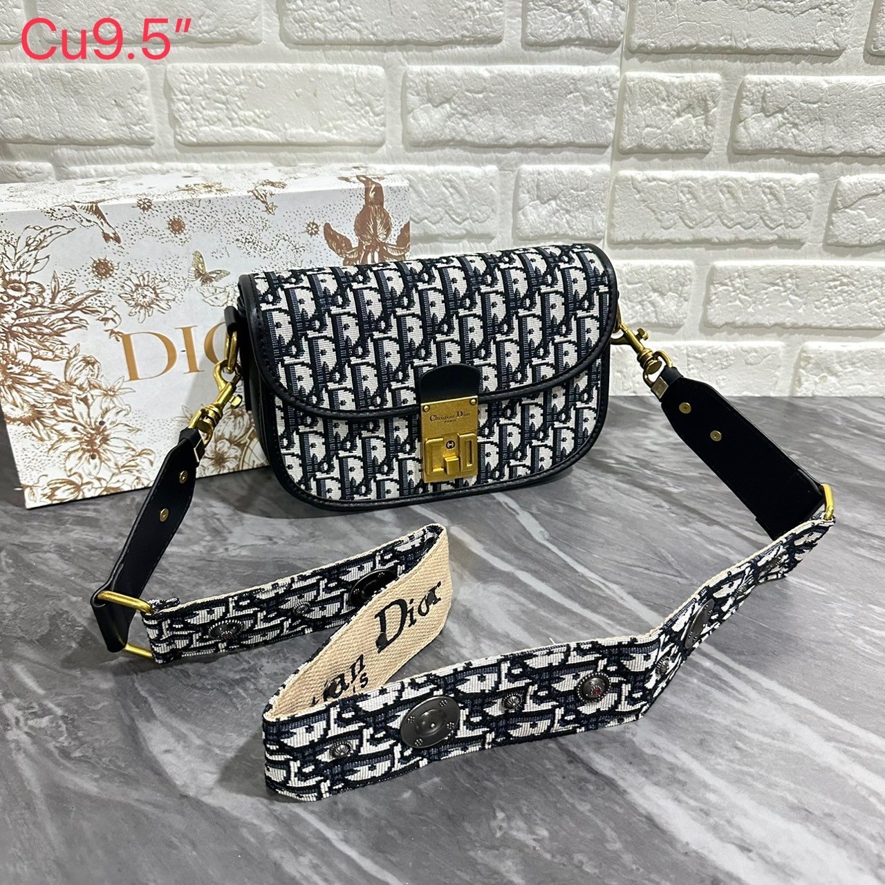 DIOR Oblique Dior Addict Flap Bag / Dioraddict Bag / DIOR BAG กระเป๋าสะพายดีไซน์คลาสสิค สวยผู้ดี โดดเด่นด้วยโลโก้และอะไหล่ตัวล็อคสีทอง
