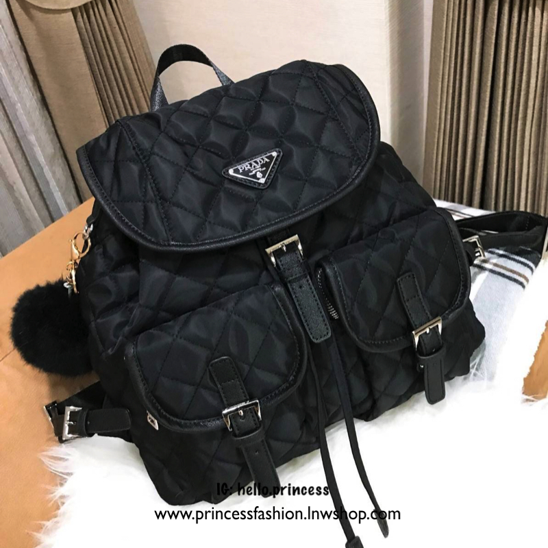 PRADA NYLON BACKPACK WITH POCKET กระเป๋าเป้ premiumbgift จากเคาน์เตอร์แบรน วัสดุ Nylon เนื้อหนา ลายตาราง คุณภาพดี ด้านหน้า มีโลโก้แบรนด์ อะไหล่เงิน มี Pocket หน้า 2 ช่อง หัวซิป และอะไหล่ปั๊มแบรนด์ พร้อมพวงกุญแจปอมสีดำ ถอดเเยกใช้ได้ค่ะ เปิดปิดด้วยฝาปิด Dra