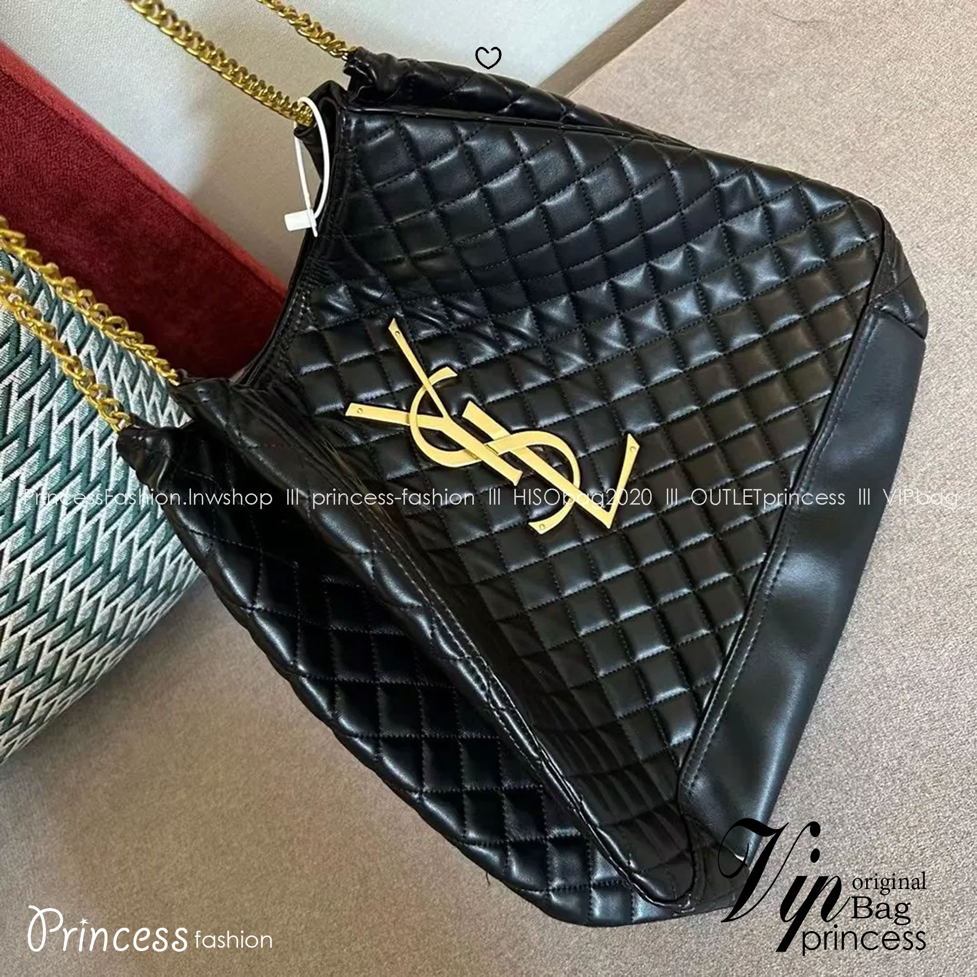 YSL Tote Bag On Chain สวยไม่ซ้ำใคร ใหม่ที่สุด กับกระเป๋าสะพายทรงโท้ทใบใหญ่ มาพร้อมสายสะพายโซ่และโลโก้สีทองสวยหรูโดดเด่น จุของได้เยอะมาก สะพายไปเที่ยว ไปถ่ายรูปเก๋ๆก็เลิศ