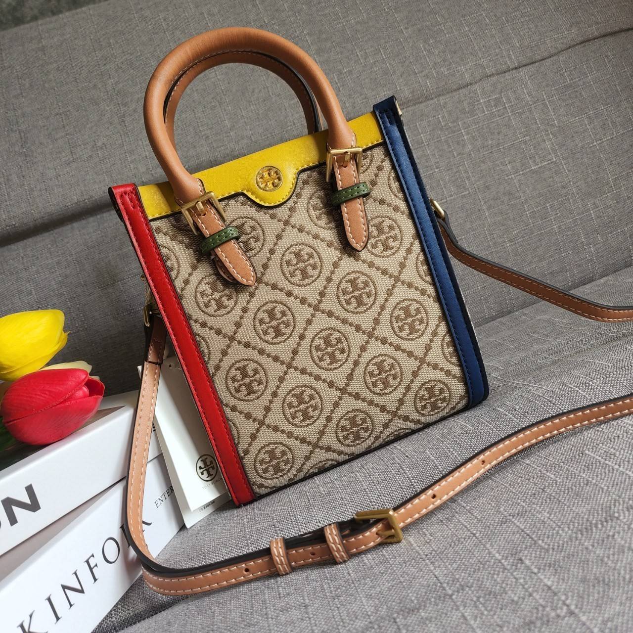 TORY BURCH T MONOGRAM COLORBlOCK JACQUARD MINI TOTE คอลเลคชั่นใหม่ล่าสุด ครอบครองก่อนใคร ไอเท็มยุคนี้รุ่นที่ควรมีติดตู้คะสาวๆ วัสดุ jacquard สลับหนังแท้ หูจับ มาพร้อมสายสะพายข้างหนังแท้ ปรับระดับได้ สายสามารถถอดออกได้ ภายในเป็นช่องโล่ง ใส่มือถือได้ กระเป๋