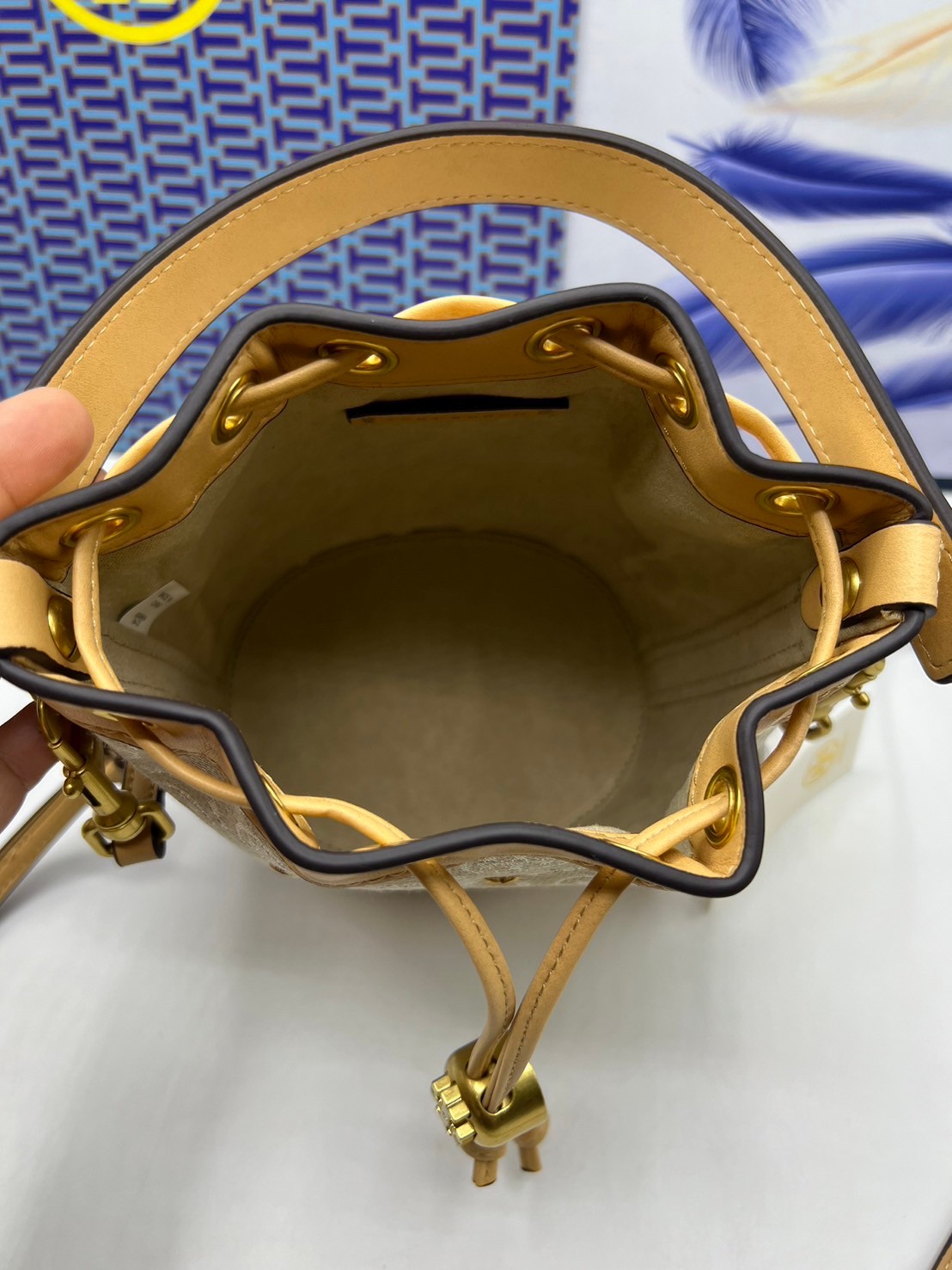 TORY BURCH T MONOGRAM EMBELLISHED MINI BUCKET BAG NEW IVORY MULTI กระเป๋าทรงบัคเก็ตแต่งหัวใจสีทองสวยหรู น่ารักรุ่นใหม่ล่าสุด เกรดท็อปออริ เทียบแท้ 1:1 เกรดดีสุด ใช้งานต่างประเทศได้