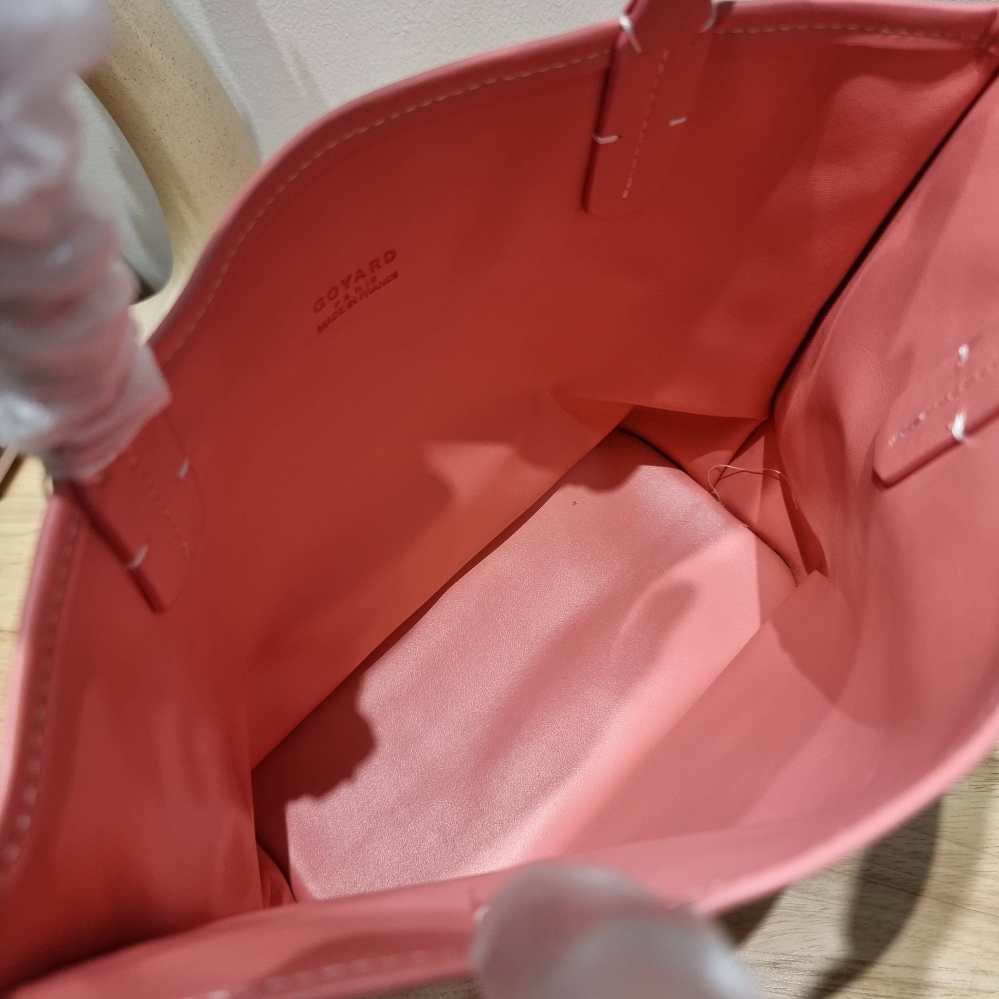 GOYARD MINI ANJOU REVERSIBLE TOTE ฮอตไอเท็ม กับกระเป๋าสะพายทรงโท้ท ไซส์มินิ กะทัดรัดมาก มาครบสีขายดี เลิศทุกสี รูปทรงคลาสสิค ดีไซน์เป็นเอกลักษณ์ ใช้งานได้หลากหลาย สามารถกลับด้านใช้ได้แบบไม่มีเบื่อ