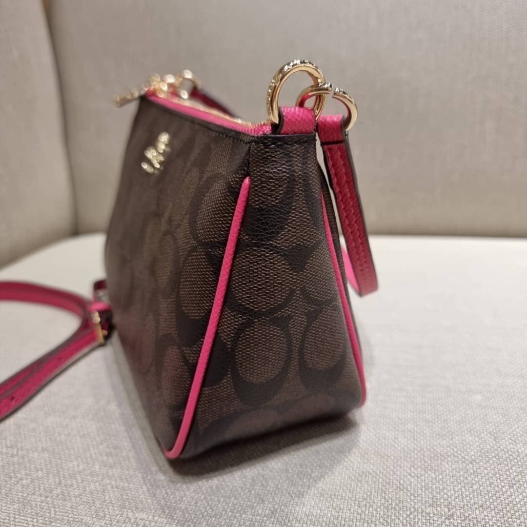 COACH 36674 TOP HANDLE POUCH IN SIGNATURE JACQUARD กระเป๋าทรงพอช ยอดฮิต ยกขึ้นแท่น ด้วยดีไซน์ที่ออกมาให้ใช้งานได้ง่าย ขนาดกำลังเหมาะ วัสดุหนังแคนวาสทนทาน ดีไปหมดขนาดนี้!! คุณลูกค้าถึงสั่งกันรัวๆจริงๆ ภายในโล่งกว้าง ใส่โทรศัพท์ได้ทุกรุ่น มาพร้อมสายคล้องแขน