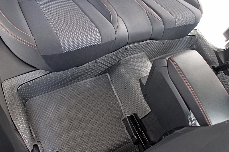 พรมกระดุมเม็ดเล็กรีดขอบ SUBARU XV 2018 สีเทา สวยงาม ทนทาน เข้ารูป เต็มคัน