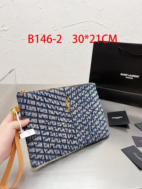 Saint Laurent Monogram quilted denim tablet pouch / YSL denim tablet pouch กระเป๋าทรงพอชดีไซน์ใหม่ ใช้งานง่าย สะดวก กะทัดรัด พกแท็บเล็ตติดตัวไปด้วยในกระเป๋าโมโนแกรมนี้ โดดเด่นด้วยเอฟเฟกต์แบบวินเทจและการเย็บตะเข็บแบบควิลท์ เป็นรุ่น unisex ใช้ไดทั้งหญิงชาย 