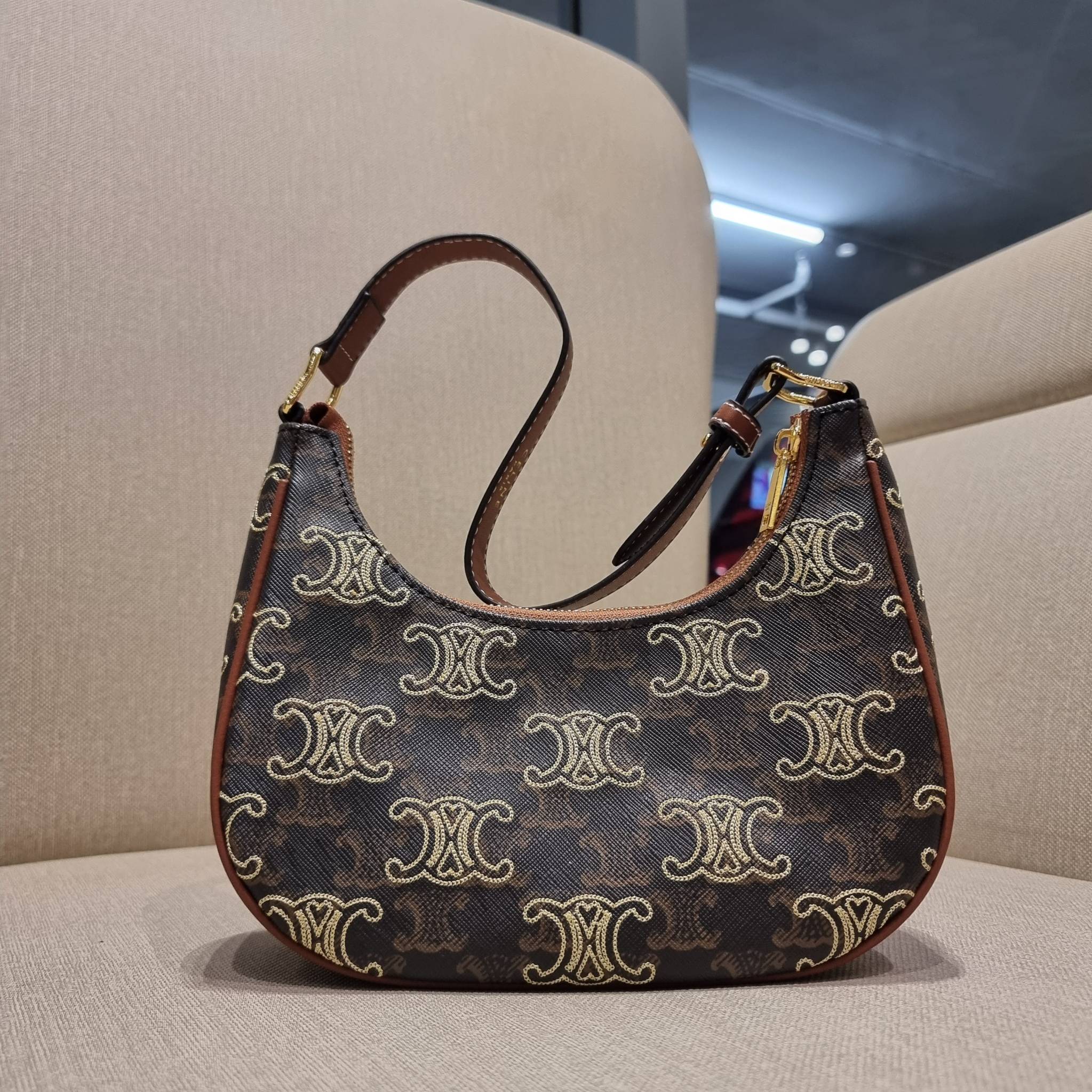 VIP 🥂 CELINE AVA IN TRIOMPHE CANVAS WITH TRIOMPHE HEART EMBROIDERY สวยเกินต้านรุ่นสุดปัง ที่ดีไซน์ออกมาใหม่ พร้อมให้ได้สวยก่อนใครไปเลย กับกระเป๋าสะพายไหล่ รูปทรงไม่เหมือนใครไม่เกร่อ ใช้แล้วดูแพง!! และที่น่ารักแบบตะโกนก็ตรงที่ โลโก้ลายปัก ดีเทลเดิน