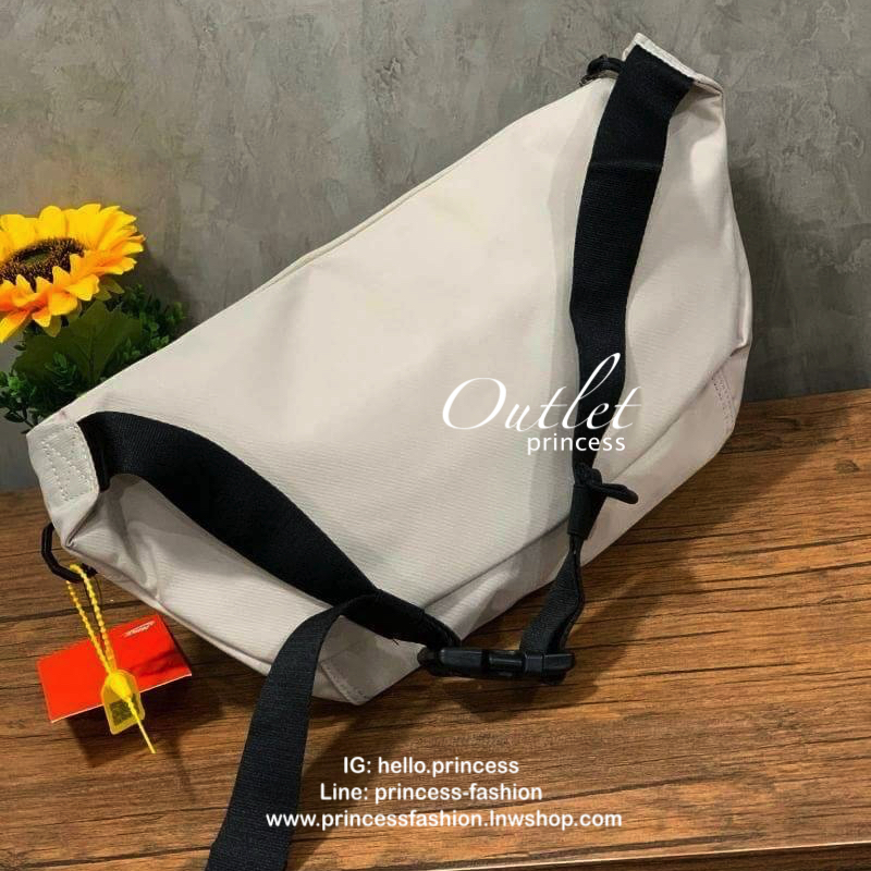 Nike Tech hip pack กระเป๋าคาดเอว Nike Tech รุ่นใหม่ชนช้อป!! ให้คุณหยิบใช้อุปกรณ์กีฬาและพกพาได้อย่างง่ายดาย พร้อมโดดเด่นด้วยกระเป๋าซิป 2 จุดสำหรับเก็บสิ่งของ และสายกระเป๋าแบบปรับได้เพื่อให้แนบกับลำตัว ใช้งานได้คล้องตัว ใส่ของได้จุสมใจเลยคร้า