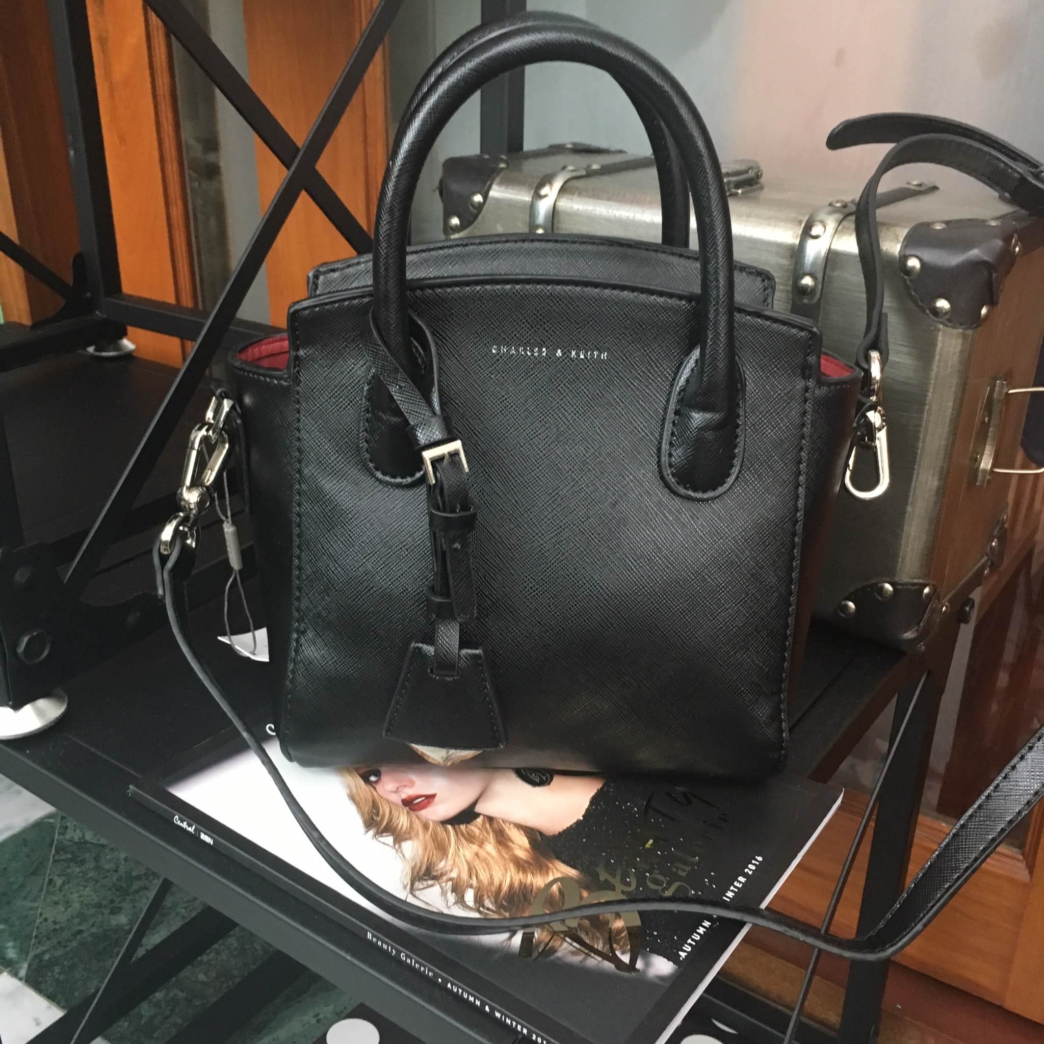 รุ่นหายาก !! กระเป๋าสะพายข้าง จากแบรนด์ Charles & Keith สวย หรูมากกกก ใบนี้ เป็นหนัง saffiano ตัดกับอะไหล่ทอง ภายในสีแดงเข้ม สวยจริงๆคะ ขนาดกำลังดีเลย ปากกระเป๋าปิดด้วยซิปอย่างดีคะ #มีถุงผ้าแบรนด์ให้คะ #มีสายยาวให้ สี ดำ คะ