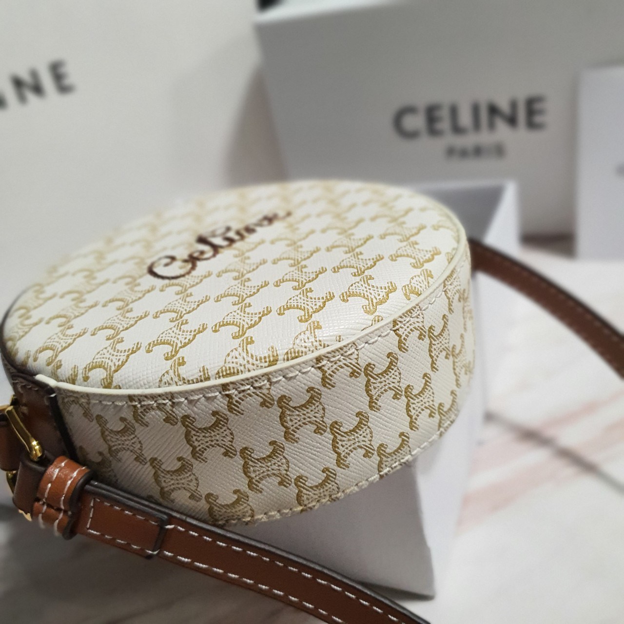CELINE CROSSBODY BAG VIP GIFT WITH PURCHASE (GWP) พรีเมี่ยมกิ๊ฟ Limited Edition จาก PERFUME DUTYFREE COUNTER กระเป๋าทรงครอสบอดี้ ใบกลมเล็กน่ารัก วัสดุหนังทั้งใบ ตกแต่งด้วยโลโก้แบรนด์ปักเลื่อมด้านหน้า ด้านในเปิดปิดด้วยซิป มีช่องใส่ของจุกจิก ใส่ iphone(เล็ก