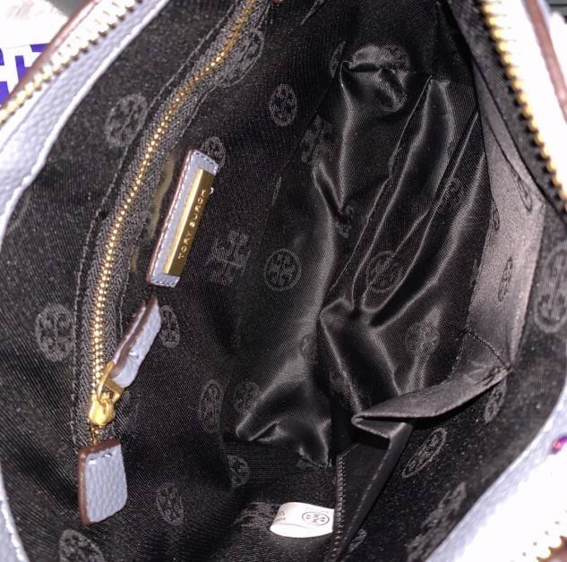 Tory Burch McGraw Mini Top Zip Satchel กระเป๋าสะพายทรงสวย ขนาดกำลังดี หูจับถนัดมือ วัสดุหนังแกะสังเคราะห์หนังสวยเงาขึ้นรูป ประดับโลโก้แบรนด์ด้วยหนังที่ด้านหน้า จะสะพายข้างหรือcrossbody ได้หมด แมทกับชุดได้ง่าย น้ำหนักเบาค่ะ มาพร้อมสายสะพายยาวปรับระดับได้ ถ