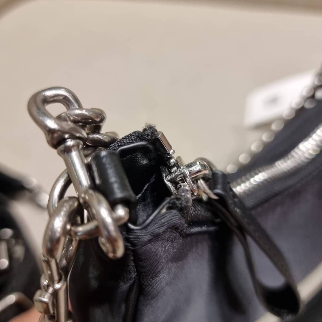 TORY BURCH MERCER NYLON SMALL SHOULDER BAG ใหม่ก่อนใคร!! กับคอลหวานๆ สดใสๆ กระเป๋าสะพายทรงโฮโบ ขนาดกะทัดรัด ฟังก์ชั่นการใช้งานจัดแบบเต็มที่ ด้วยสายสะพายถึง 3 เส้น สายโซ่คล้องแขน สายหนังแบบสั้นคล้องไหล่ และสายสปอร์ตเส้นใหญ่ ดูดี!! คุ่มแค่ไหนคิดดู!! วัสดุผ้