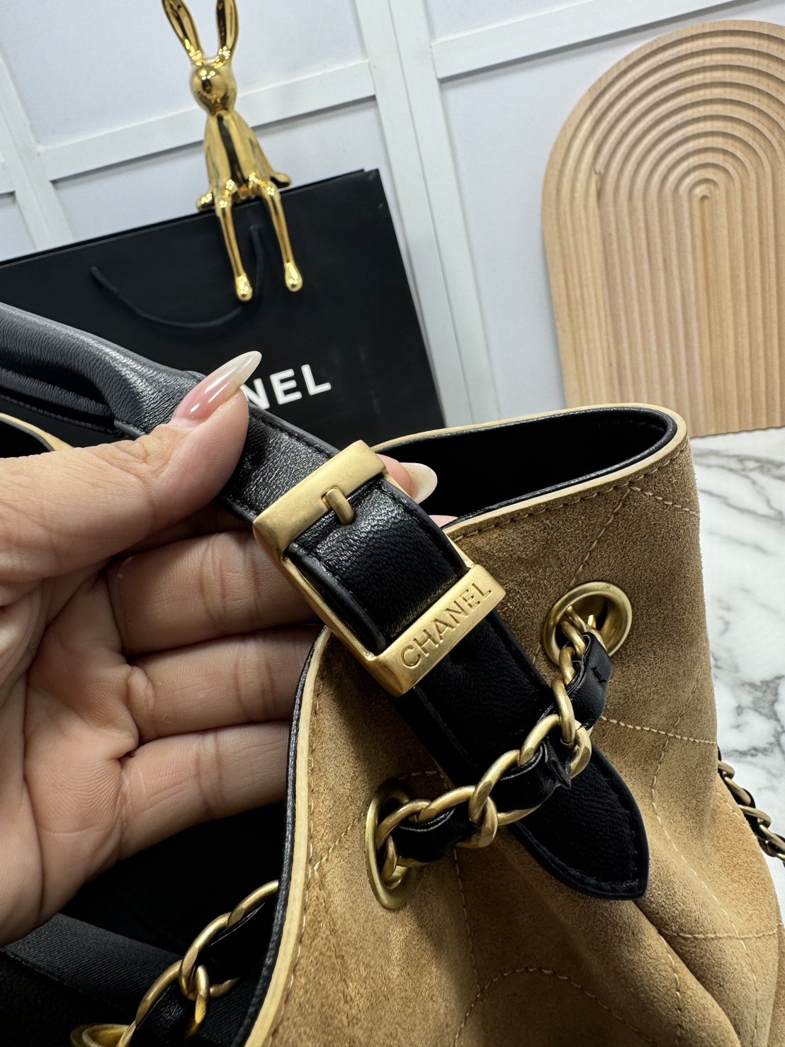 ORI หนังแท้ | CHANEL Shopping Bag 25A Suede Bag กระเป๋าช้อปปิ้งทรงโท้ทหนังกลับสีทูโทน ในคอล Métiers Dart 2024/25 ดีไซน์ใหม่หนังกำมะหยี่โทนน้ำตาล ใช้งานง่าย สวยหรูดูแพง
