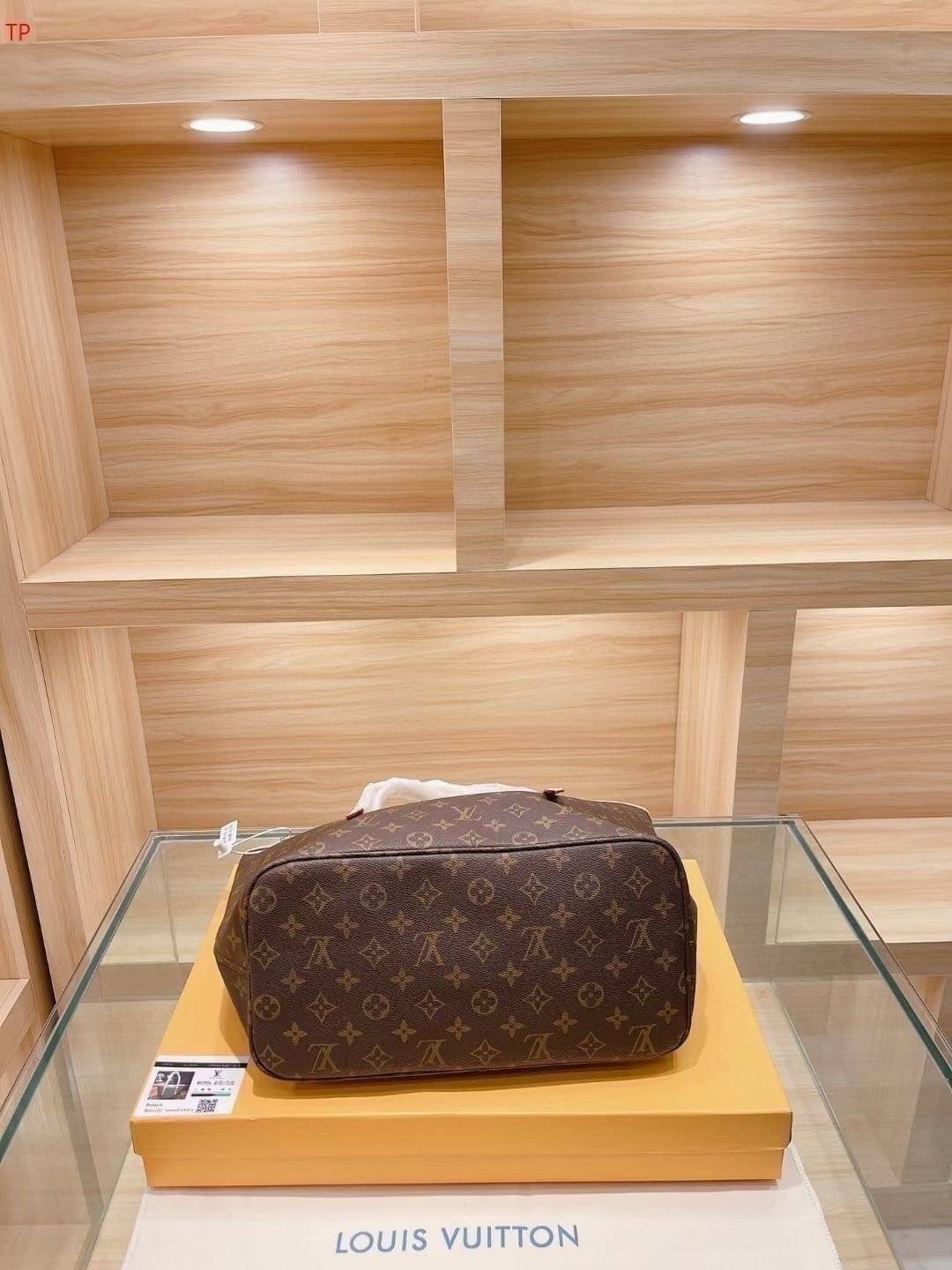 LV Neverfull Monogram / LV TOTE SET 3IN1 กระเป๋าสะพายใบใหญ่ทรง tote มาพร้อมกระเป๋าสตางค์ และตัวห้อยน้องหมาน่ารัก เป็นอีกรุ่นที่มีคนใช้กันทั่วบ้านทั่วเมือง