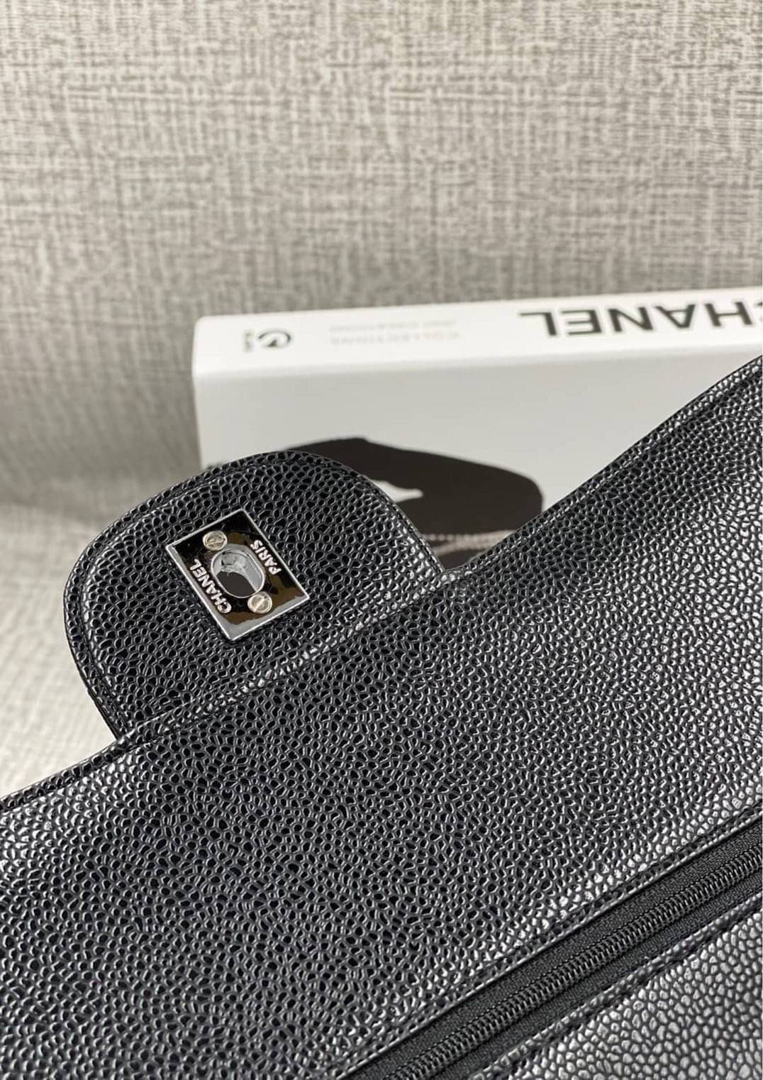 หนังแท้ CHANEL LARGE CLASSIC JUMBO HANDBAG 30cm พร้อมส่งที่ไทย Lambskin & Grained Calfskin กระเป๋าสะพายคลาสสิกใบใหญ่ หนังแท้และโลหะสีทอง/สีเงิน ภาพสินค้าถ่ายจากงานขายจริง ใช้งานต่างประเทศได้