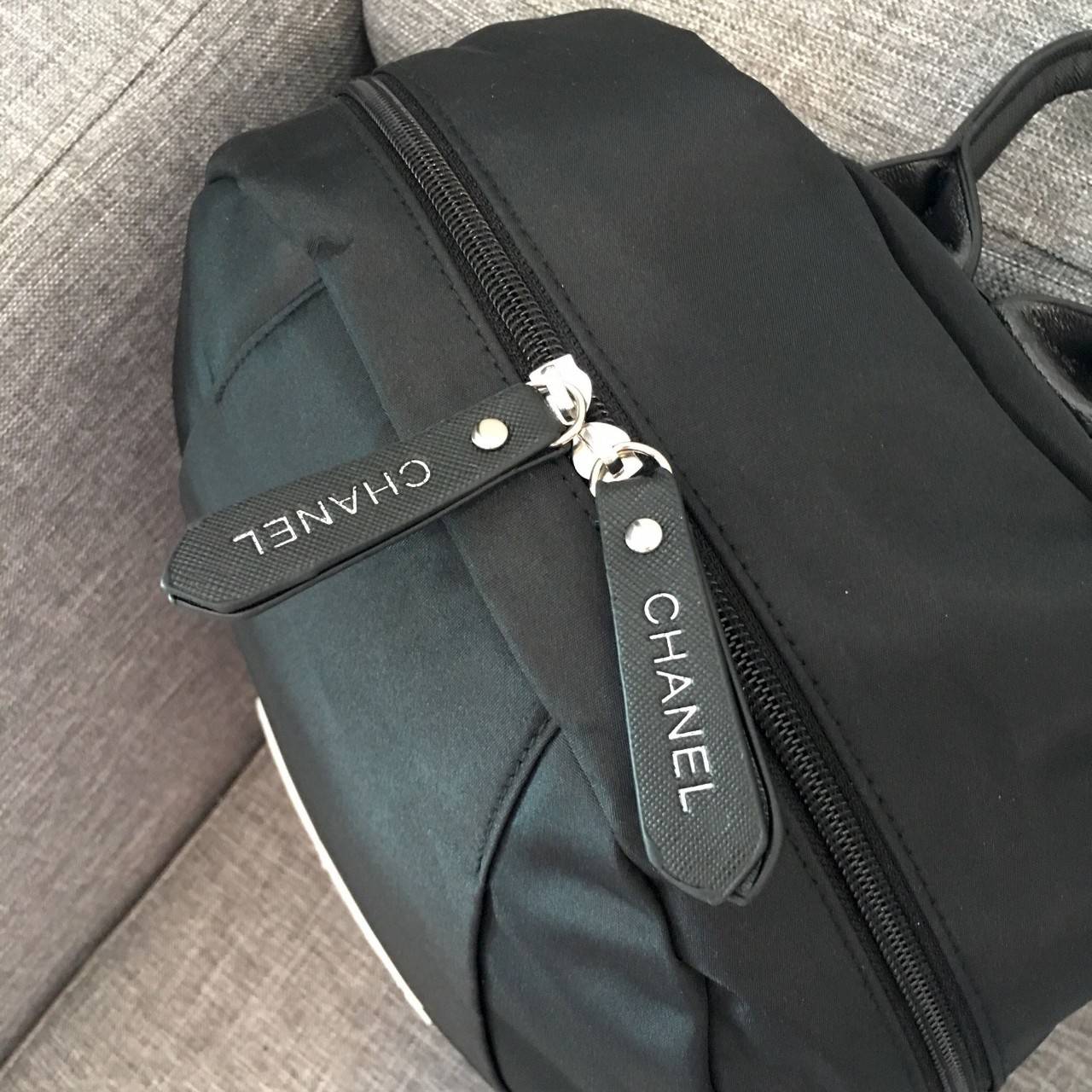 CHANEL VIP GIFT NYLON BACKPACK กระเป๋าเป้ Limited Edition VIP Gift With Purchase (GWP) ของเเท้จาก Chanel Perfumes Counter วัสดุ NYLON เนื้อหนาสีดำตัดโลโก้แบรนด์สีขาว เปิดปิดด้วยซิป หัวซิปแบรนด์ ขนาดกำลังดี น้ำหนักเบา กันนำ้ดูแลรักษาทำความสะอาดง่าย มีหูหิ้