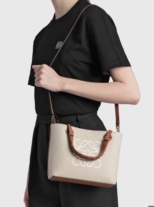 Loewe Anagram leather canvas tote bag / Loewe Tote Bag กระเป๋าโท้ทน้องใหม่ วัสดุทำจากหนังแคนวาส ใช้งานทนทาน ออกแบบมีสายสะพายไหล่และหูหิ้ว เรียกว่าใช้งานได้แบบ 2 in1 งานสวยล้ำ ไม่ซ้ำใคร ปักโลโก้ Anagram ที่ด้านหน้า เปิด-ปิดด้านบนด้วยเชือกผูก ด้านในมีช่องสำ
