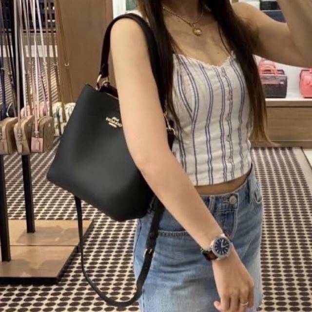 COACH 1011 SMALL TOWN BUCKET BAG รุ่นยอดนิยมใบเล็ก กระเป๋าทรงบัคเก็ต สีคลาสสิคเรียบหรู ตัดกับโลโก้สีทองดูโดดเด่น วัสดุหนัง pepble สวยคมทุกมุมจริงๆ!! เปิด-ปิดด้วยกระดุมแม่เหล็กทั้ง 2 ฝั่ง ภายในเป็นช่องโล่ง มาพร้อมสายสะพายปรับได้ตามตัว ขนาดใบนี้กำลังสวย สะพ