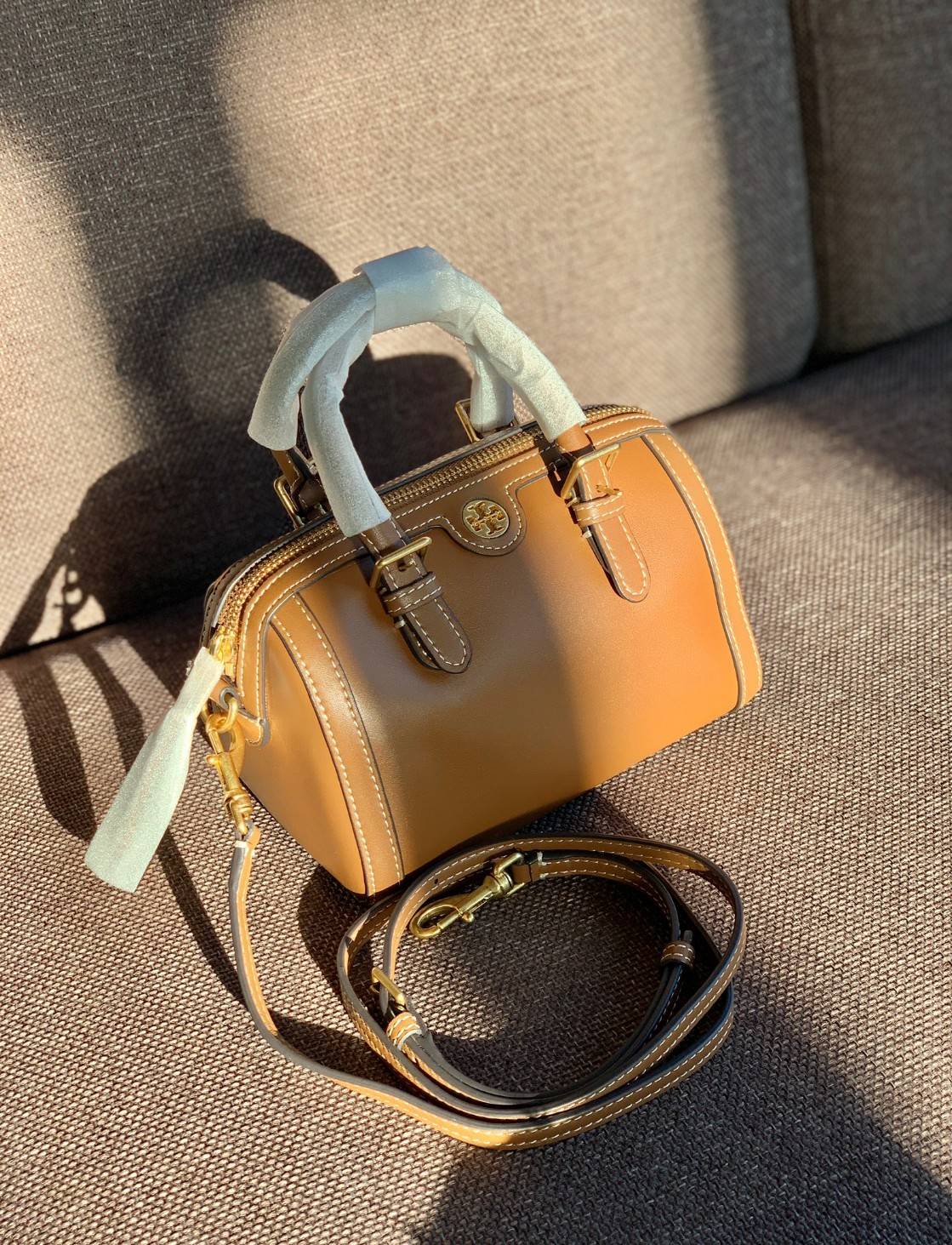 TORY BURCH T Monogram Color-block Barrel Duffle พร้อมส่งที่ไทย สวยก่อนใคร มี2ขนาด ไม่มีคือพลาดจร้าา😘 ✔️กระเป๋าทรงหมอน วัสดุหนังแท้ชั้นดีที่สุด หนังเรียบนิ่มสวย ✔️เปิดปิดกระเป๋าด้วยซิปคู่แบบมีหนังห้อย ภายในกว้างมากสำหรับไซด์นี้ หายห่ว