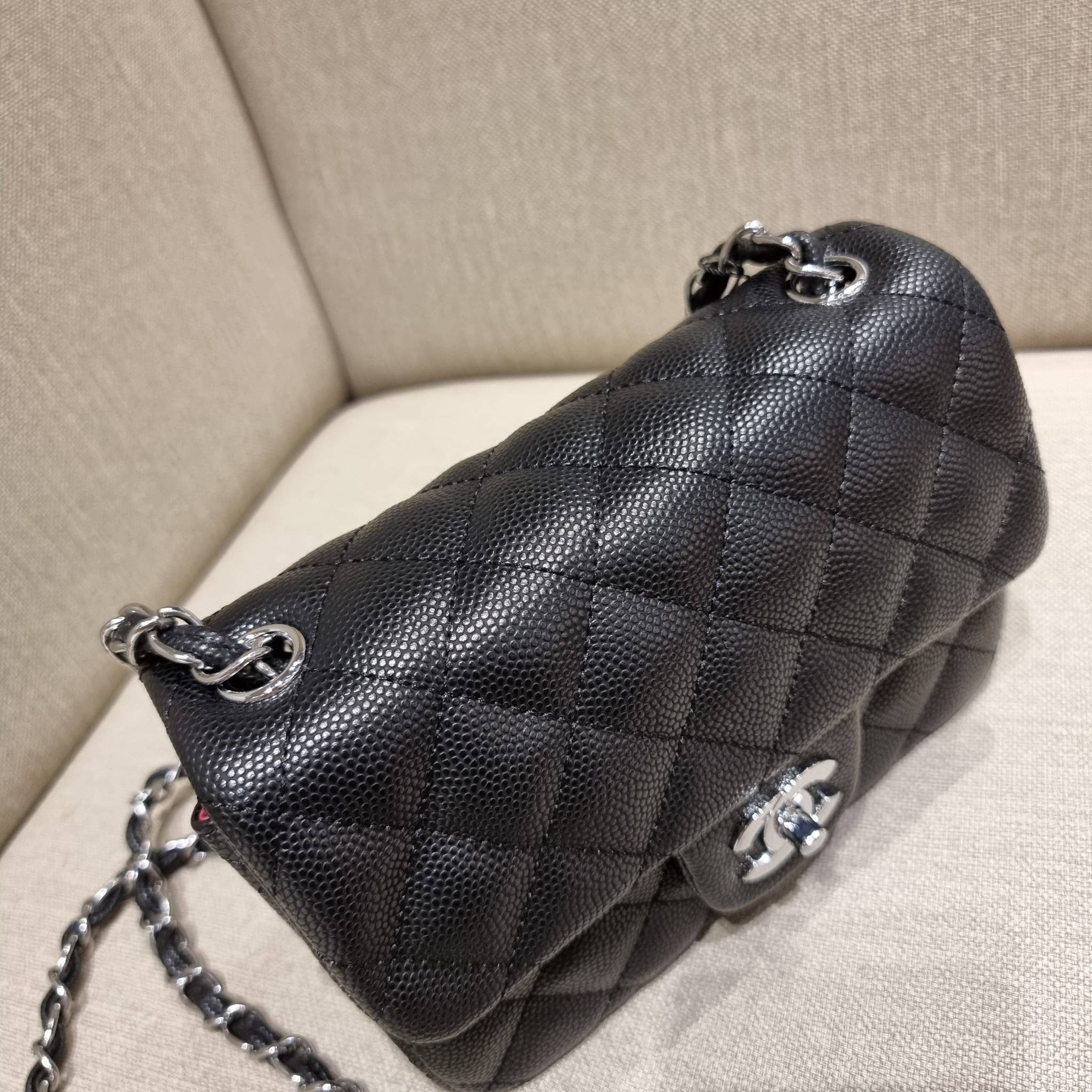 VIP 】3สี คัมแบคทูสต็อค!! จัดมาแน่นๆ พร้อมสีรับความเฮง!! พรีเมี่ยมจากแบรนด์ Chanel vip สุดพิเศษจากเคาน์เตอร์ กระเป๋าสะพาย หนังสังเคราะห์ลายคาร์เวีย หรูหราทั้งอะไหล่เงินและอะไหล่ทอง สะพายแล้วขับผิวมากๆใบนี้ เปิด-ปิดกระเป๋าด้วยตัวบิดล็อค ภายในกระเป๋าบุหนังสี