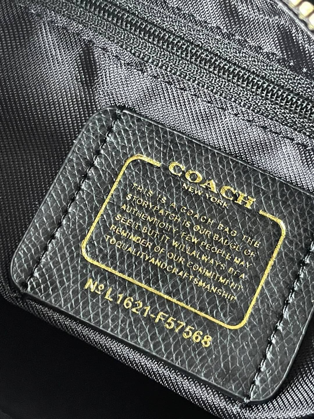 Coach Perry Tote Classic Bag F57568 รุ่นใหม่ล่าสุด กระเป๋ารูปทรงสี่เหลี่ยมสุดคลาสสิก เป็นกระเป๋าอเนกประสงค์ที่สามารถใช้ได้แทบทุกโอกาส ไม่ว่าจะไปเรียน, ไปทำงาน, ไปเที่ยว หรือแม้แต่ไปชอปปิง ด้วยขนาดที่กำลังดี ไม่ใหญ่เทอะทะ แต่ก็ไม่เล็กจนเกินไป มาพร้อมหูหิ้ว