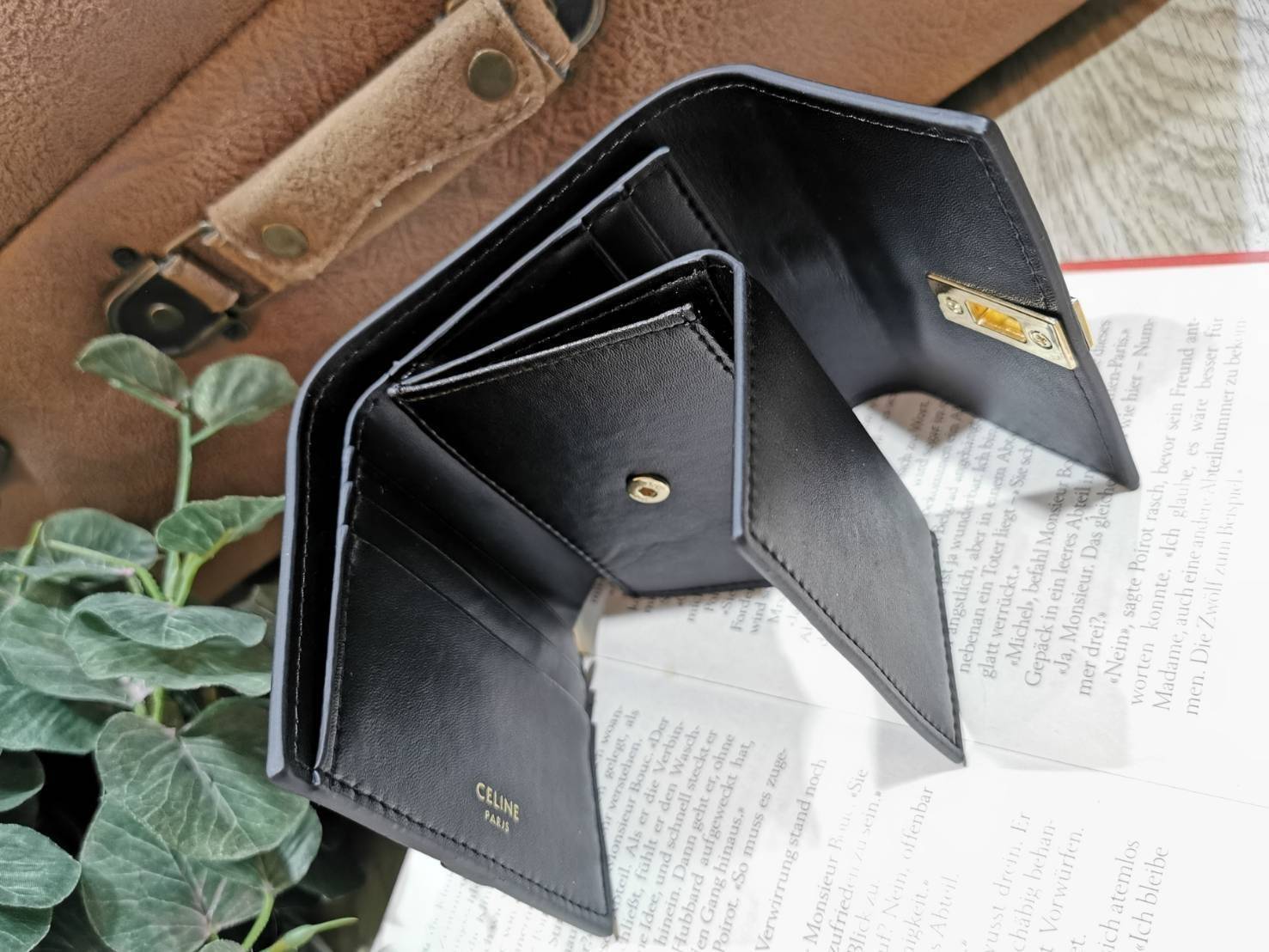 CELINE SHORT WALLET VIP GIFT WITH PURCHASE (GWP) พรีเมี่ยมกิ๊ฟ Limited จาก CELINE HAUTE PARFUME DUTYFREE COUNTER หนังแท้ CalfSkin เรียบสวยอยู่ทรงมีโลโก้ด้านหน้าเปิดปิดด้วยตัวล๊อคบิดอะไหล่ทองปั้มโลโก้ภายในมีช่องแบ่งหลายช่อง มีช่องใส่บัตรหลายช่อง ช่องใส่เหร