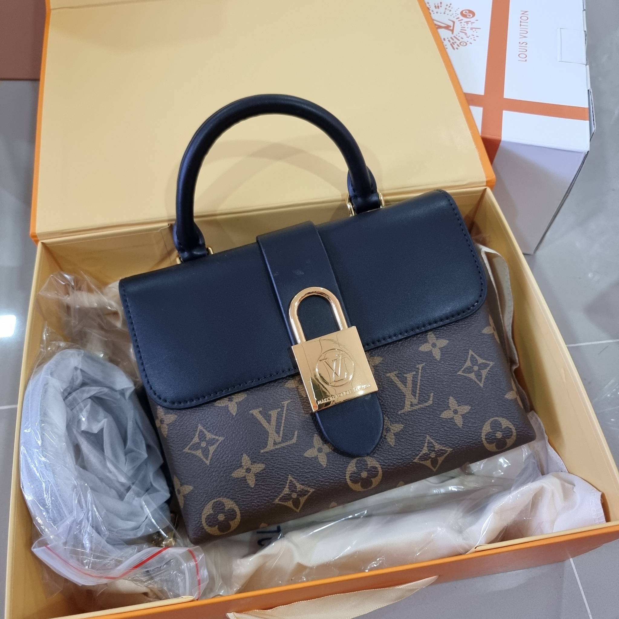 LV LOCKY BB MONOGRAM กระเป๋าสะพายข้าง ดีไซน์หรู ใหม่ล่าสุด สวยถึงบ้านได้ก่อนใคร มีใช้เลิศๆทันปีใหม่แน่นอน คุ้มที่สุด โดดเด่นด้วยอะไหล่ดัมมี่รูปกุญแจสีทอง
