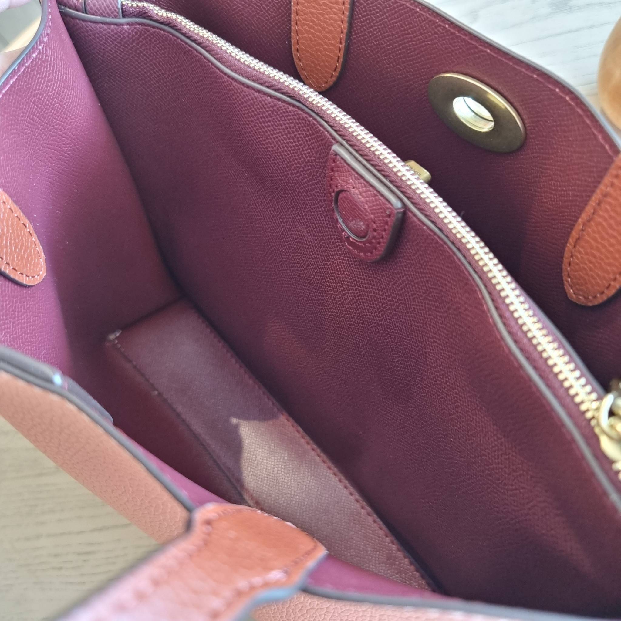 COACH C8561 C8869 WILLOW TOTE 24 IN COLOR BLOCK น้องสาวลุคลูกคุณมาแล้วจ้า กระเป๋าถือ/สะพาย ดีไซน์คัลเลอร์บล็อค ลงตัว เรียบหรู ใบจริงคือผู้ดี๊ผู้ดี ใช่ได้ทุกๆโอกาส วัสดุหนัง pepble อยู่ทรง เปิดปิดด้วยตัวบิดล็อค และอีกฝั่งเป็นกระดุมแม่เหล็ก ภายในโล่งกว้าง ใ