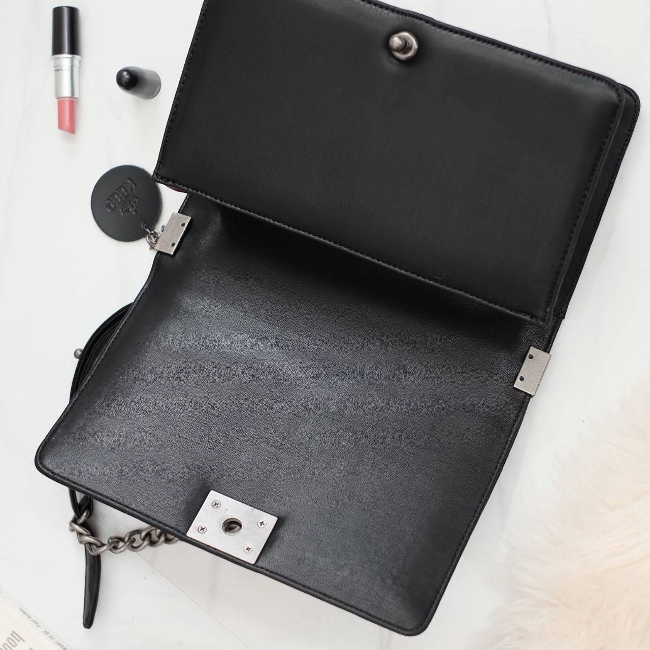 Keep chain large shoulder bag กระเป๋าทรงยอดฮิตคะ รุ่นนี้รับประกันความสวย คอลเลคชั่นใหม่ตัวกระเป๋าทำมาจากหนัง Microfiber เนื้อดี สวย ทน ขึ้นกว่าเดิมเยอะ !! ขนาดกะทัดรัด ภายในสีแดง มีช่องใส่ของจุกจิก สายโซ่ปรับได้ 2 แบบทั้งสายสั้น สายยาว สะพายพาดลำตัวได้คะ 