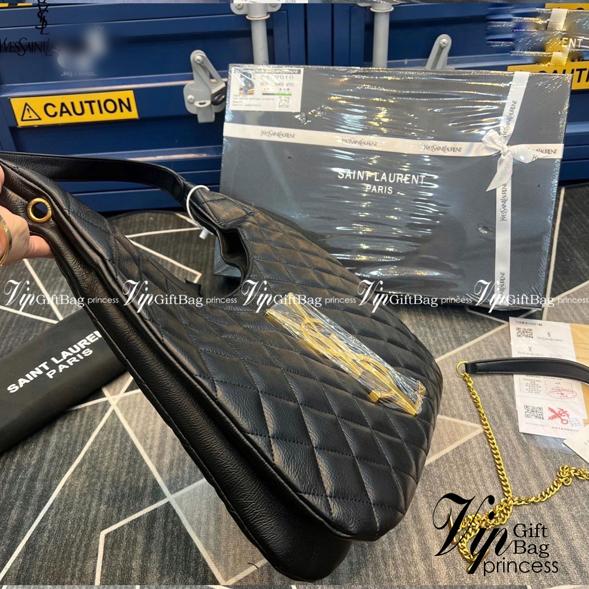 YSL maxi shopping bag in quilted lambskin / YSL tote bag กระเป๋าสะพาย YSL ทรงชอปปิ้งมาใหม่ หน้าติดโลโก้แบรนด์สีทอง ใช้งานง่าย จุของได้เยอะเลยค่ะ สาวๆนักช็อปห้ามพลาดน้า งานหนังซอร์ฟสวย ภาพสินค้าถ่ายจากงานขายจริง ใช้งานต่างประเทศได้