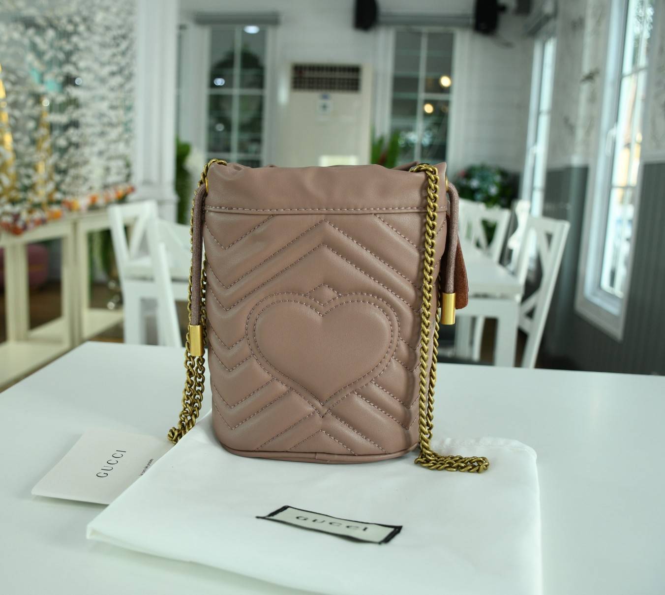 VIP 】Gucci GG Marmont mini bucket bag กระเป๋าสะพายข้าง Premiumgift วัสดุหนังแท้ ด้านในโล่ง มีช่องใส่บัตร3ช่อง ใส่กระเป๋าตังค์ ใส่โทรศัพท์ Iphone+ ได้ สายโซ่ยาว Crossbody ได้ ถอดสายได้ น้ำหนักเบา มาพร้อมถุงผ้าแบรนด์ ใบนี้คือที่สุด คุณหนูมากมาย ไม่ควรพลาดเล