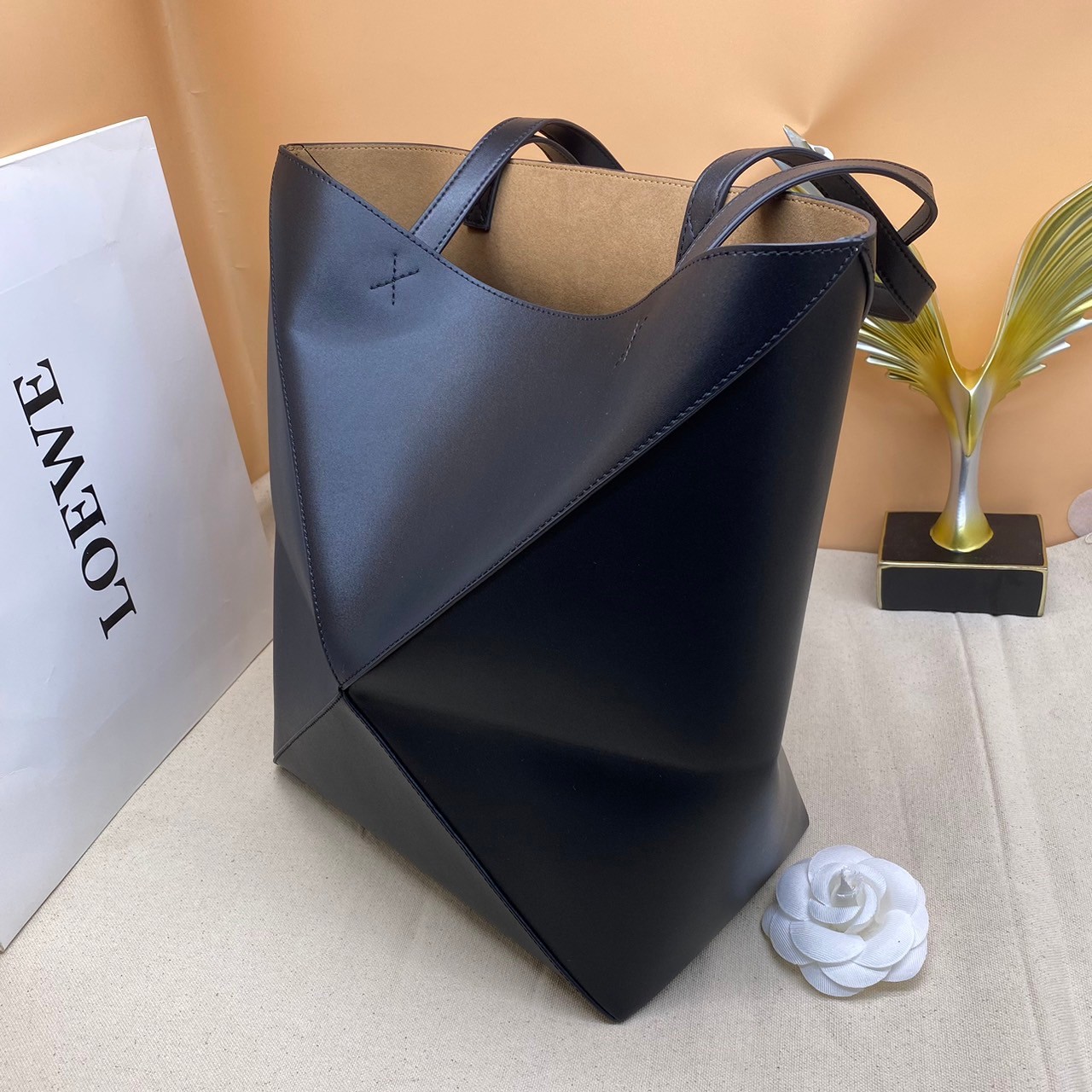 LOEWE Puzzle Fold Tote in shiny calfskin / LOEWE TOTE BAG 27cm พร้อมส่ง กระเป๋าทรงโท้ทใบใหญ่ ใช้งานง่ายเรียบหรู จุของได้เยอะ หนังเรียบสวยอยู่ทรงมาพร้อมสายสะพายยาวถอดได้ พับเก็บได้เป็นเอกลักษณ์
