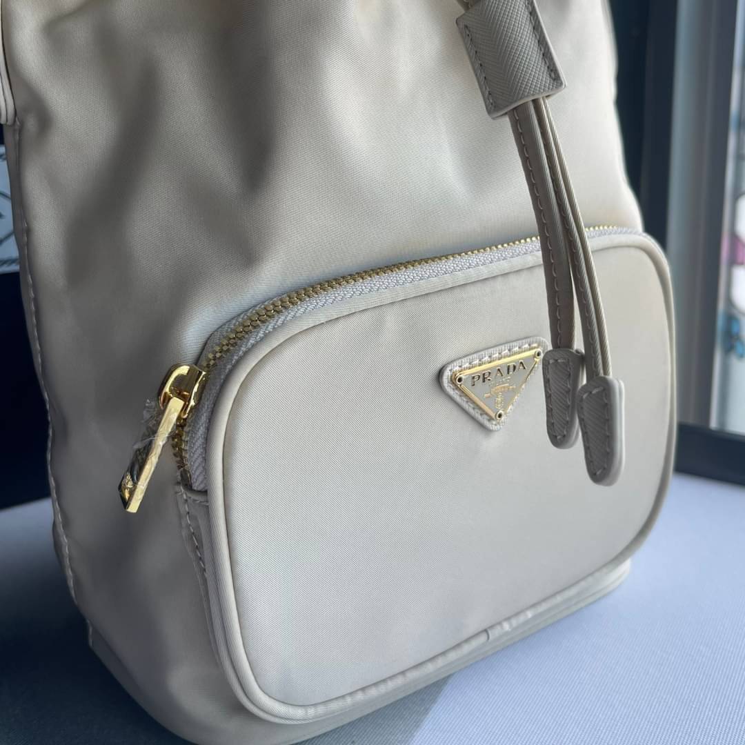 Prada Duet Re-Nylon Bucket shoulder bag / Prada Nylon bucket bag Pastel เกรดใช้สลับใบจริง ออริจินอล ใช้งานต่างประเทศได้ น้องสาวสุดสวยมาให้จับจองอีกหนึ่ง สีพาสเทลน่ารักละมุนมากๆ ค่ะ กระเป๋าสะพายข้าง ทรงขนมจีบ ไซส์มินิ ขนาดน่ารักน่าใช้มาก วัสดุขอบหนังแท้ แล