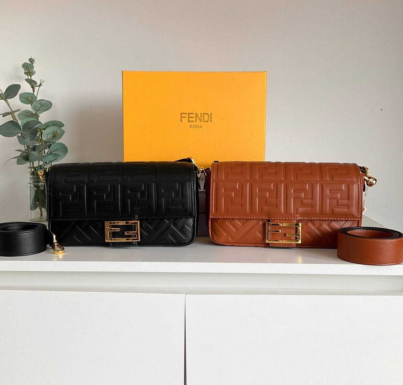 รุ่นใหม่แนะนำ!! **สวยหรูมาก กับ FENDI BAGUETTE BAG วัสดุหนังแท้ทั้งใบ ปั้มจมสัญลักษณ์แบรนด์สวยหรูมาก ด้านในบุผ้าปั้มแบรนด์ เปิดปิดด้วยกระดุมแม่เหล็ก ช่องโล่งกว้างพร้อมช่องซิป สามารถใส่ กระเป๋าสตางค์ยาวได้ มือถือได้ทุกรุ่น มาพร้อมสายสะพาย2แบบ ถอดปรับเปลี่ย