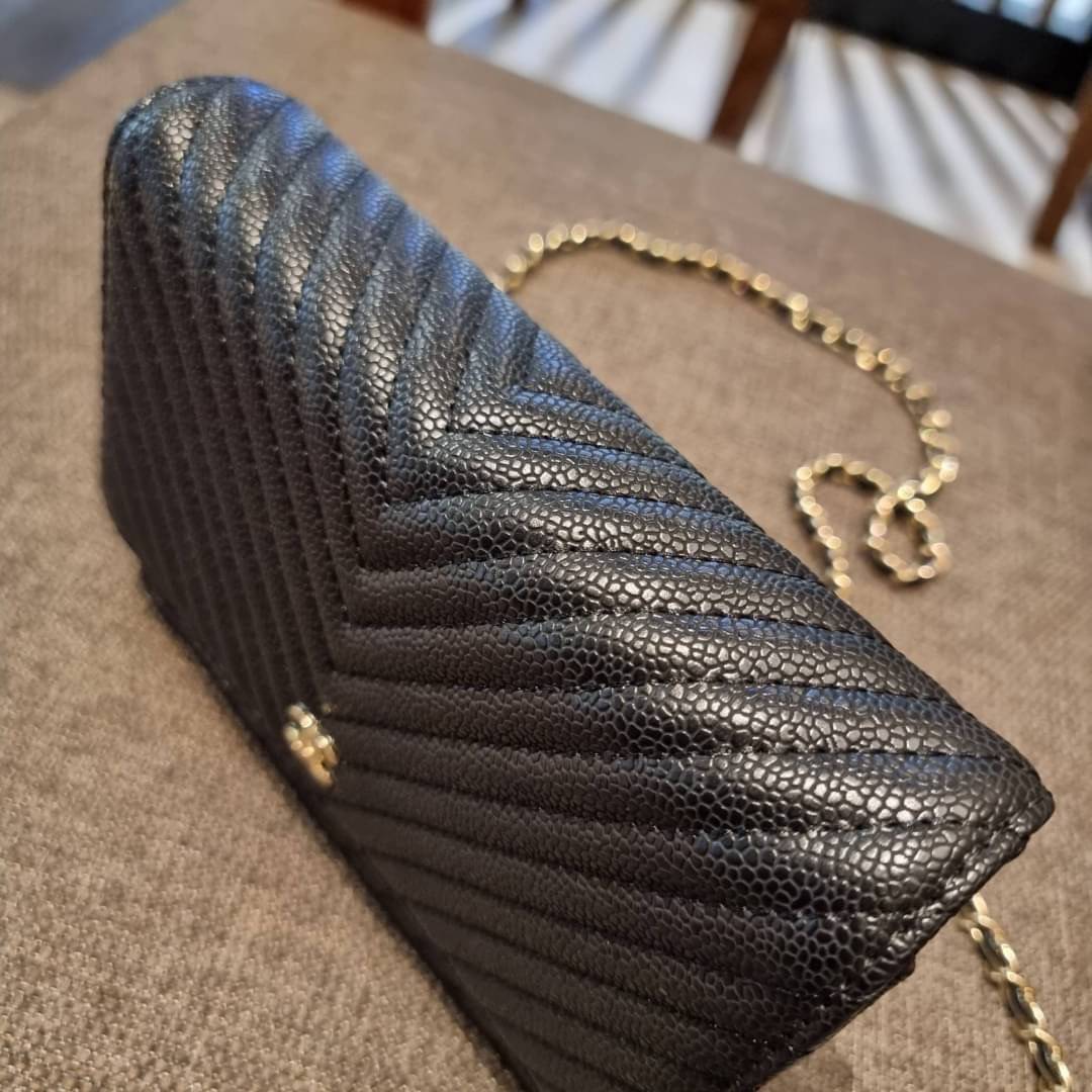 VIP 🥂 CHANEL WOC ลายวียอดฮิต กระเป๋าสะพายข้างหนังลายคาร์เวีย มาพร้อมโซ่สะพายในตัว (ถอดออกไม่ได้) อะไหล่ทองเรียบหรู ดูผู้ดี้ ผู้ดี!! เปิด-ปิดกระเป๋าด้วยกระดุมแม่เหล็ก ภายในกระเป๋าเป็นช่องโล่ง มีช่องแยก 1 ช่อง ช่องซิปกลางอีกช่อง ส่วนด้านหลังก็ยังมีอ