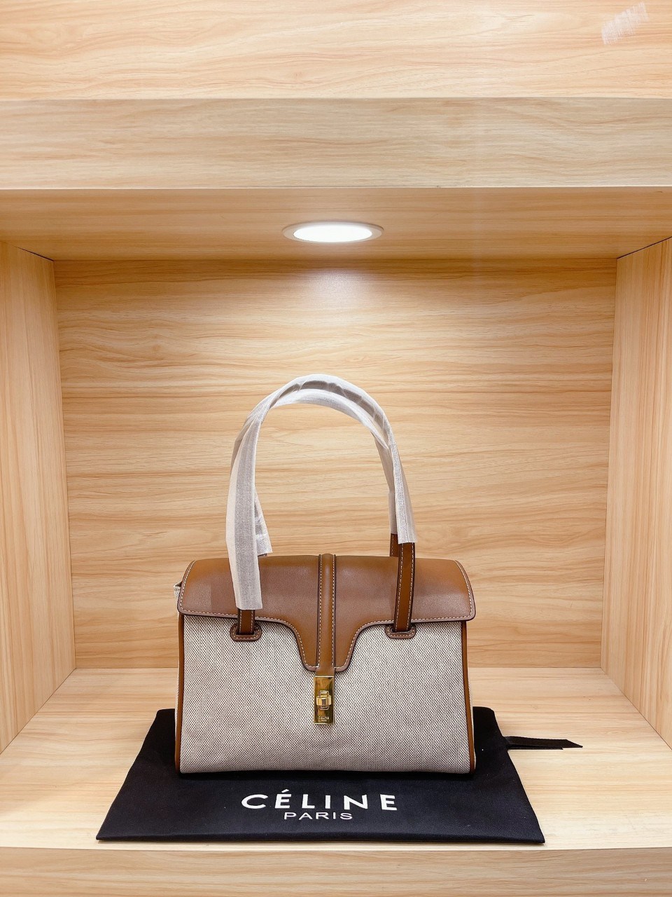 CELINE CROSSBODY BAG VIP GIFT WITH PURCHASE (GWP) พรีเมี่ยมกิ๊ฟ Limited Edition จาก PERFUME DUTYFREE COUNTER กระเป๋าสะพายทรงหรู วัสดุผ้าผสมหนัง ด้านในเปิดปิดด้วยตัวบิดล็อค มีช่องใส่ของแบ่งเป็นสัดส่วน