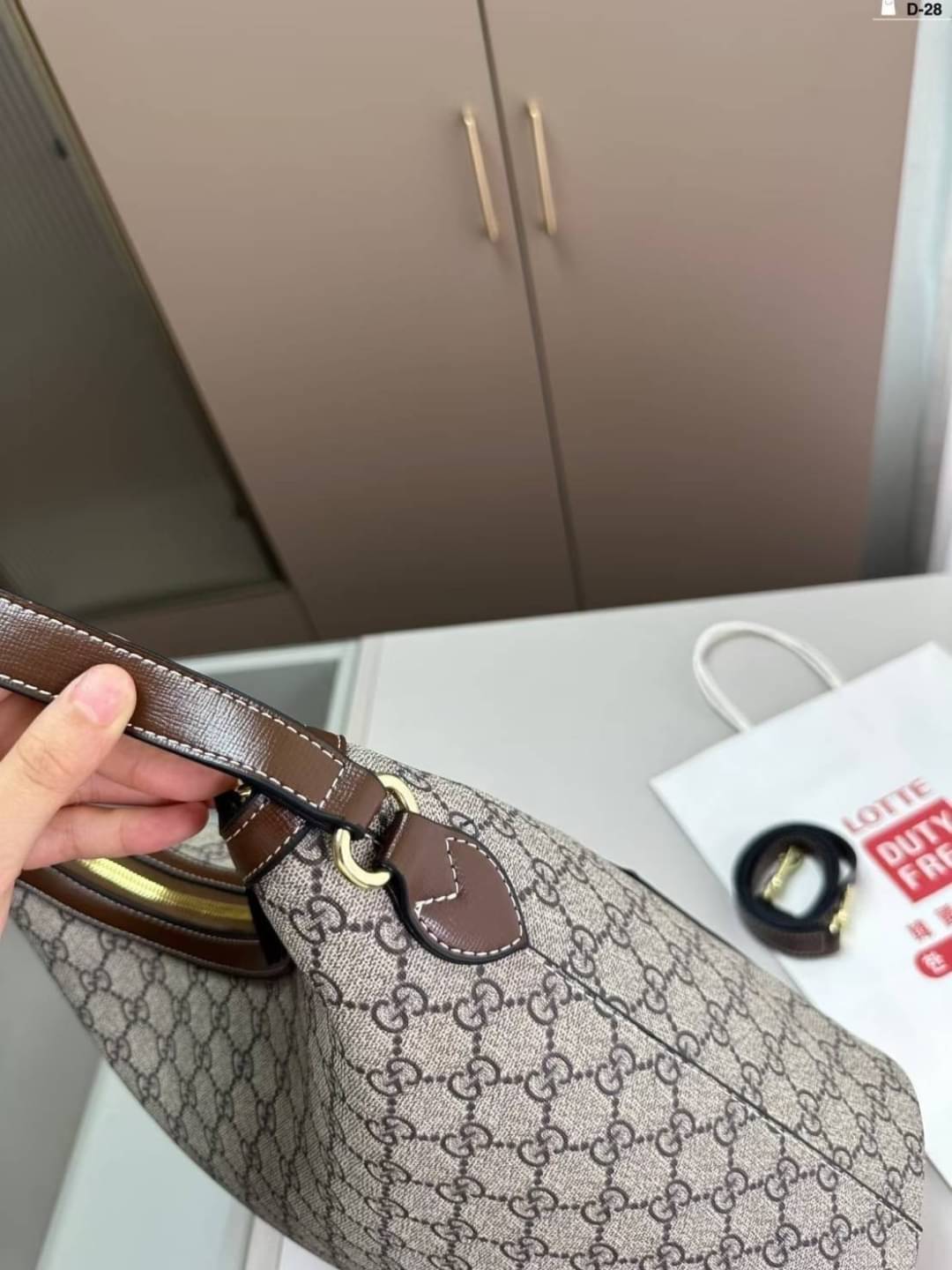 GUCCI GG Supreme Monogram Linea A Hobo Brown กระเป๋าทรงโฮโบวินเทจใบใหญ่ จุของได้เยอะ ลายโมโนแกรมคมชัด ตกแต่งกระเป๋าด้านหลังเพิ่มกิมมิกสวยน่าสนใจ เป็นอีกใบที่เรียบหรูดูแพง