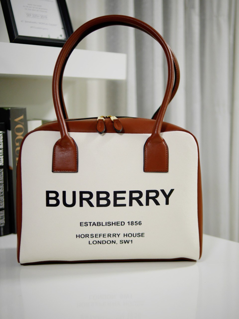 กระเป๋าทรงหมอน สวยสุดคลาสสิค BURBERRY BAG VIP GIFT WITH PURCHASE (GWP) พรีเมี่ยมกิ๊ฟ Limited Edition จากBURBERRY วัสดุผ้าแคนวาสสีขาวเรียบสวยมาก สกรีนโลโก้แบรนด์ด้านหน้า เปิดปิดด้วยซิปมีที่จับหนัง ด้านในใส่ของได้เยอะจุใจ ใส่ไอแพดมินิได้ค่ะ อะไหล่แบรนด์สีทอ
