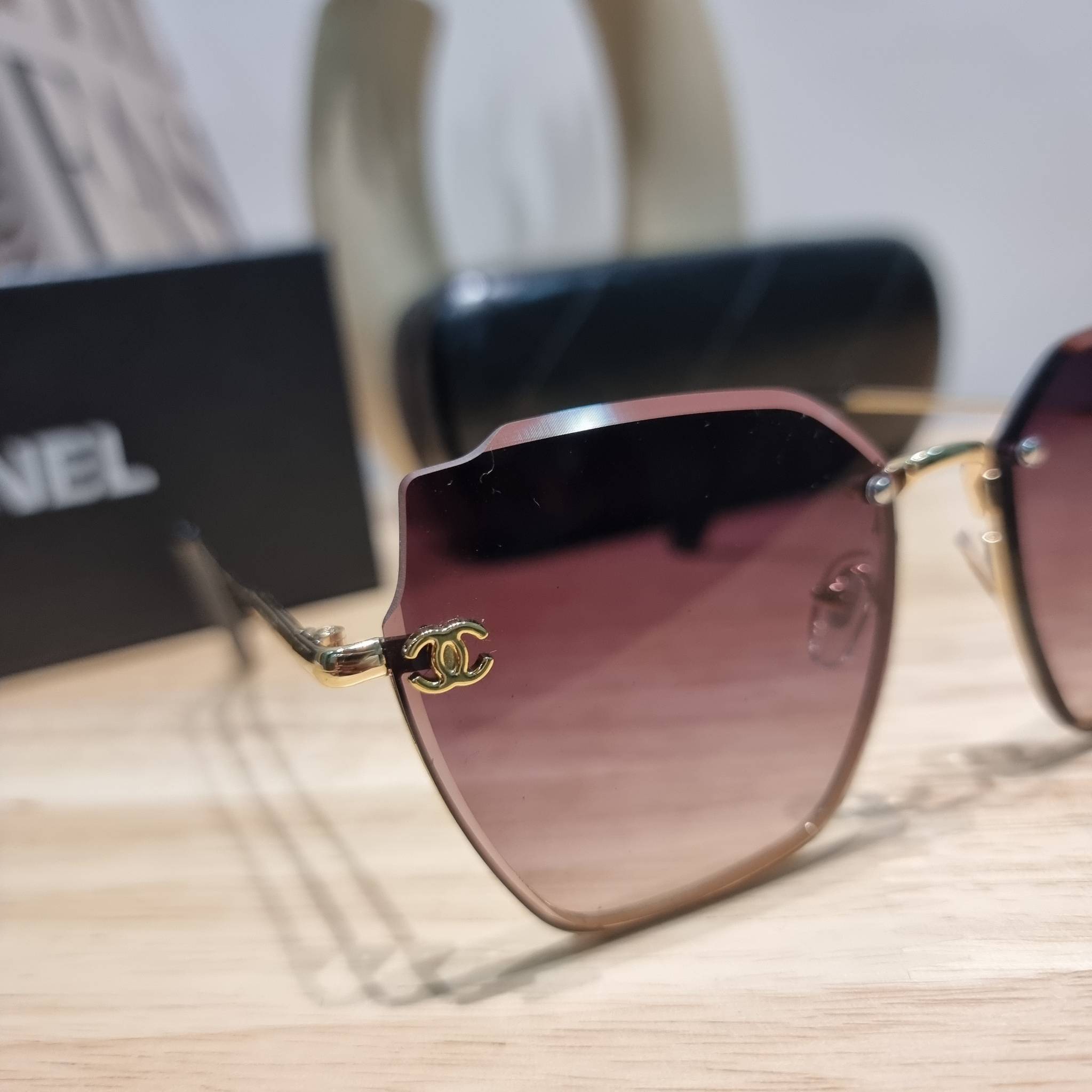 Chanel Sunglasses UV protection gift Box set สุดคุ้ม มาพร้อมอุปกรณ์ครบเซ็ท ดีไซน์ชิคมากแม่!! รับรองไม่ซ้ำใคร ใส่เสริมโหงวเฮ้ง ดูผู้ดี มีพกติดตัวไว้ไม่ตกเทรนด์ ใช้ได้ทุกโอกาส