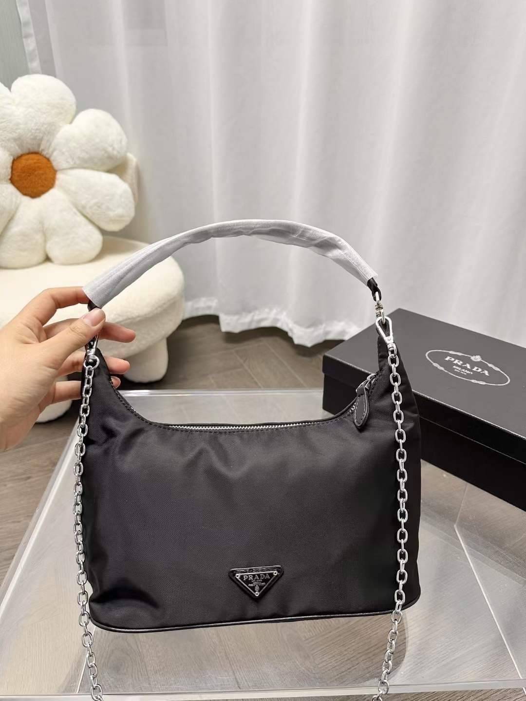PRADA nylon shoulder bag กระเป๋าถือ/สะพายไหล่ พร้อมสายสะพายยาวโซ่สีเงินถอดได้ ขนาดกำลังดี ราคาน่ารัก อีกไอเท็มสุดคุ้มที่ทุกคนต้องได้มีสวยก่อนใคร!