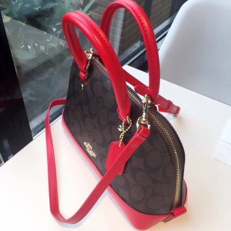Coach Mini Sierra Signature กระเป๋าถือทรงโดม ภายในกว้างสามารถใส่กระเป๋าเงินเล็ก และมือถือได้ และยังมีช่องซิปเล็ก 1 ช่อง ด้านหลังมีกระเป๋าเล็กเก็บบัตร 1 ช่อง ใครยังไม่มีพลาดไม่ได้แล้วนะคะ