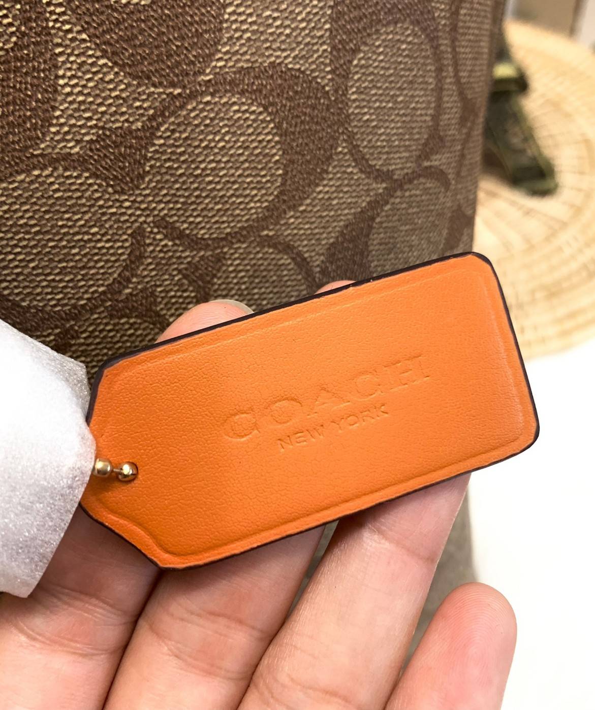 COACH MOLLIE TOTE IN SIGNATURE CANVAS ((1665)) พร้อมส่งอีกครั้ง ห้ามพลาดค่า! กระเป๋าหิ้ว//คล้องไหล่ ใบใหญ่ ทรงTote หนังแท้นิ่มอย่างดีค่ะ ภายในแบ่ง2ช่องใหญ่ สามารถใส่ A4ได้เลย ช่องกว้างมากๆ มีช่องกระเป๋าซิปกลางให้ใส่ของอีกช่องนะคะ