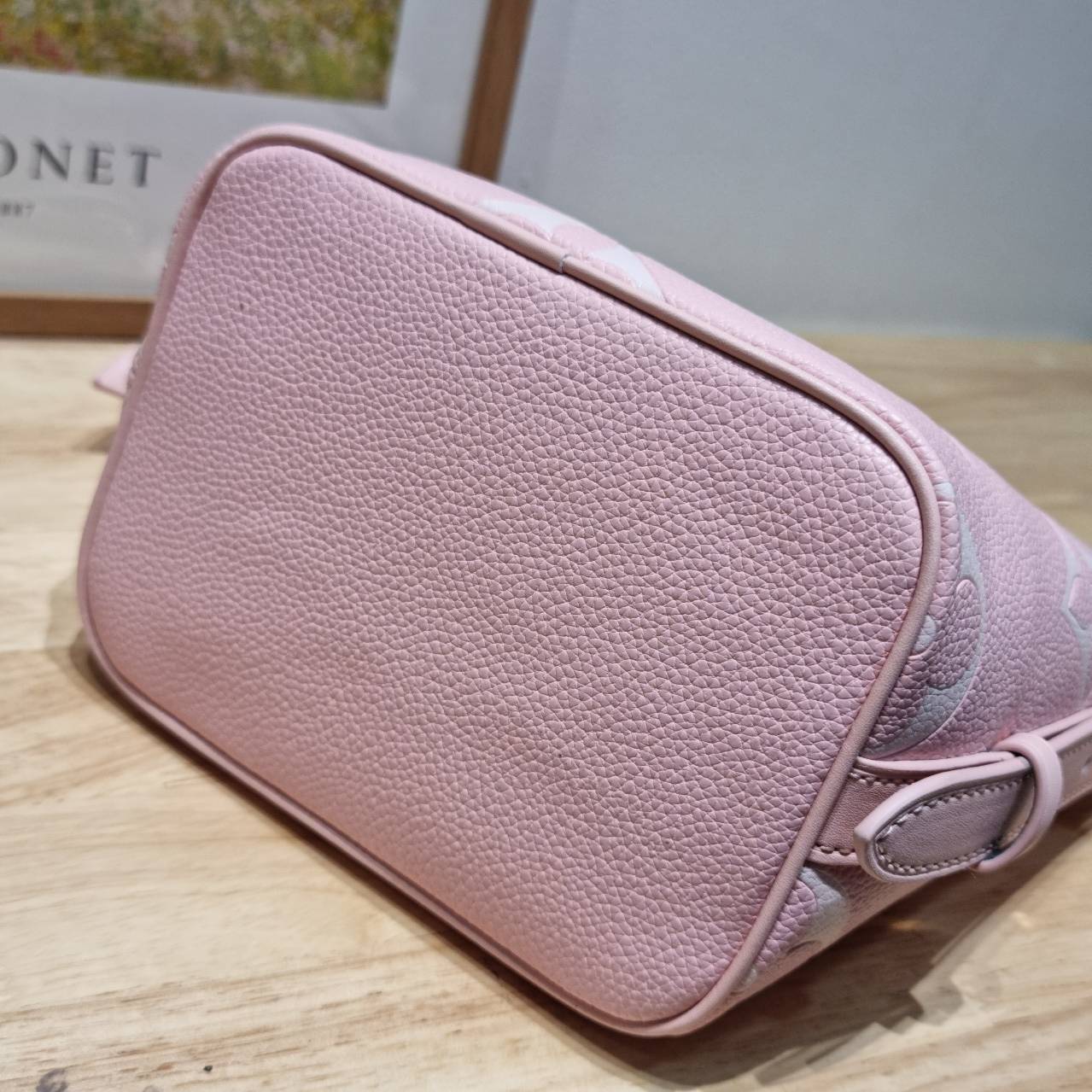 LV All In BB Bag กระเป๋าทรงบัคเก็ตที่มาแรงมากๆตอนนี้ พร้อมสีใหม่ต้อนรับวาเลนไทน์ รูปทรงคลาสสิคสะดวกใช้ ดีไซน์ลูกเล่นสนุกๆ ปรับเปลี่ยนรูปทรงกระเป๋าได้ไม่น่าเบื่อ ด้านข้างตกแต่งพวงหนังห้อยพร้อมกุญแจ