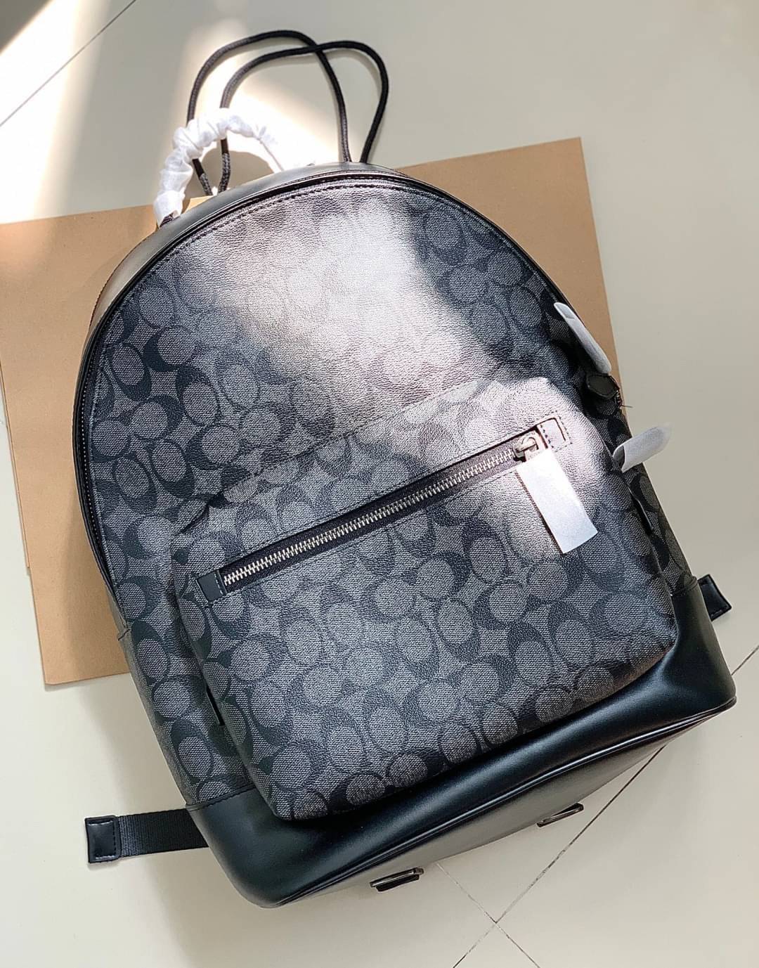 OUTLET 】New in!! 🌈ใบใหญ่ คุ้มค่าทีเดียวค่ะ🌈 COACH WEST BACKPACK IN SIGNATURE((2736)) พร้อมส่งที่ไทย สินค้าเข้าใหม่ค่ะ!! กระเป๋าสะพายหลัง มีหูหิ้ว หนังแท้นิ่ม ใบใหญ่ใส่จุมากกค่า! มีช่องซิปตอนหน้า2ช่อง; ช่องหลัก2ช่องใหญ่ โล่งลึก จุของได้มากท