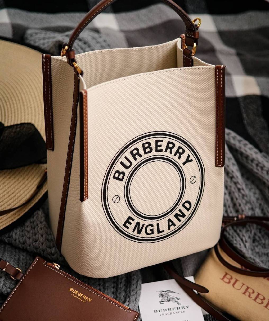 BURBERRY FRAGRANCES CROSSBODY BUCKET BAG กระเป๋าทรงบัคเก็ต รุ่นวินเทจสวยหรูอยู่ทรง มาพร้อมกระเป๋าคลัชใบเล็กสีน้ำตาลเข้าชุด จุของได้เยอะ งานจริงสวยน่าใช้มากๆ