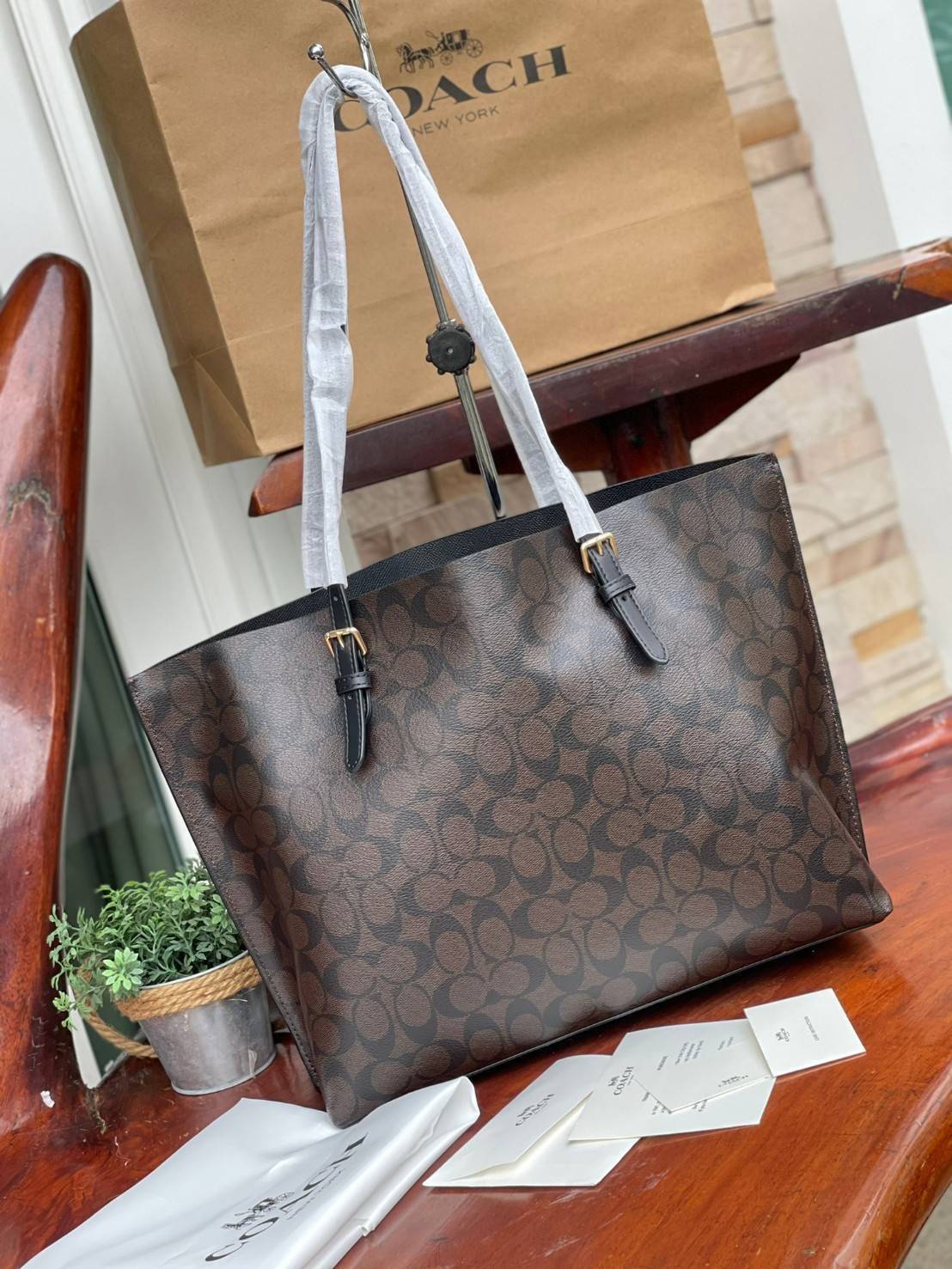 ของแท้ 💯% Coach Signature Tote bag อีกหนึ่งรุ่นฮิต ให้พื้นที่จุของกว้างขวาง เป็นTote Bag รุ่นฮิตอีกรุ่นหนึ่งของ Coach ที่เชื่อว่าต้องเคยผ่านตาสาว ๆ มาก่อนแน่นอนค่ะ