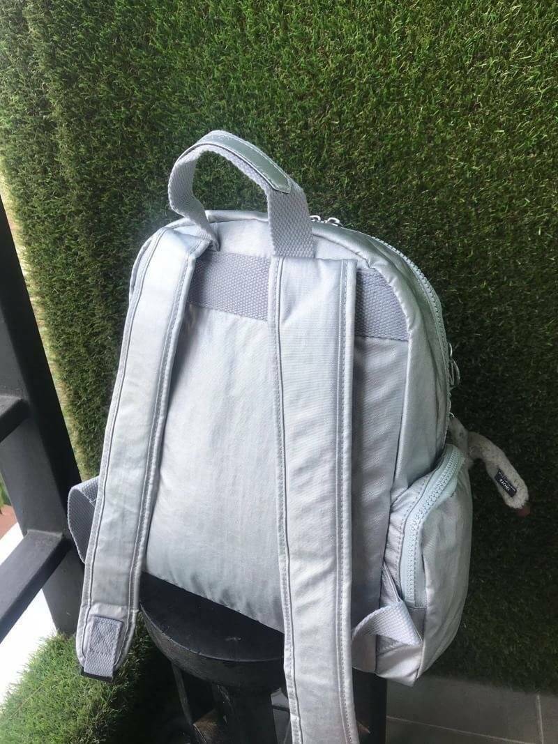Kipling Matta Small Metallic Backpack กระเป๋าเป้ขนาดกำลังดี วัสดุไนล่อนเคลือบกันน้ำ มีน้ำหนักเบา มีช่องเก็บของหลายช่อง แบ่งเป็นช่องด้านหน้า 2 ช่องและด้านข้างอีก 2 ช่อง ช่องใหญ่ปิดเปิดด้วยซิปคู่ภายในมีช่องซิป ช่องใส่ของจุกจิกและสายห้อยพวงกุญแจ ด้านหน้าประด