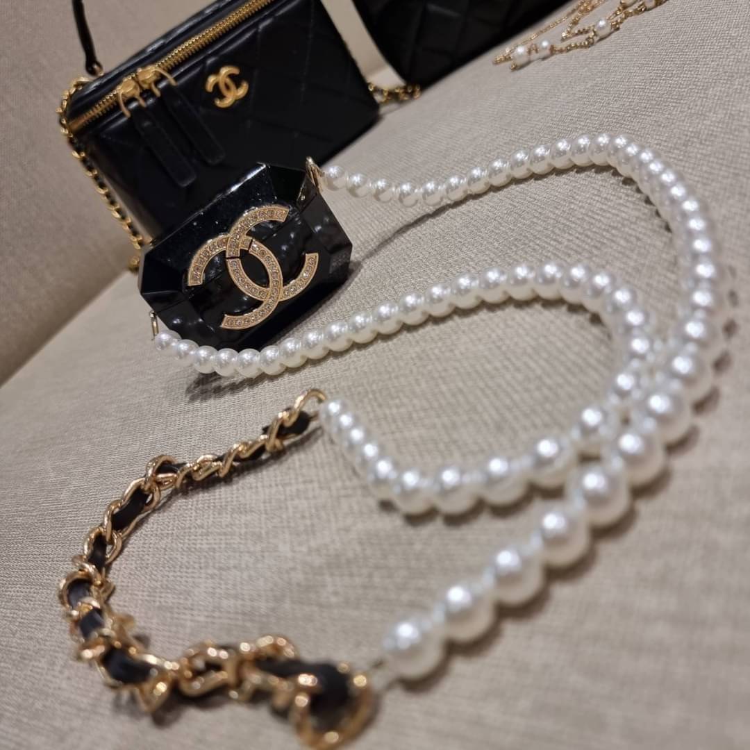 VIP 🥂 เซ็ทคือที่สุดของความคุ้ม EXCLUSIVE MIX ITEM!! CHANEL GIFT BOX SET กลับมาอีกครั้งกับไอเท็มสุดหรูชวนให้สะสม สุดยอดของรุ่นยอดฮิตพร้อมเสิร์ฟครบชุด สุดคุ้ม มาพร้อมกระเป๋าสะพายถึง 2 ใบ คอลเลคชั่นของมันต้องมี ทั้งตัวคลาสสิคและ vanity และสุดยอดของหา